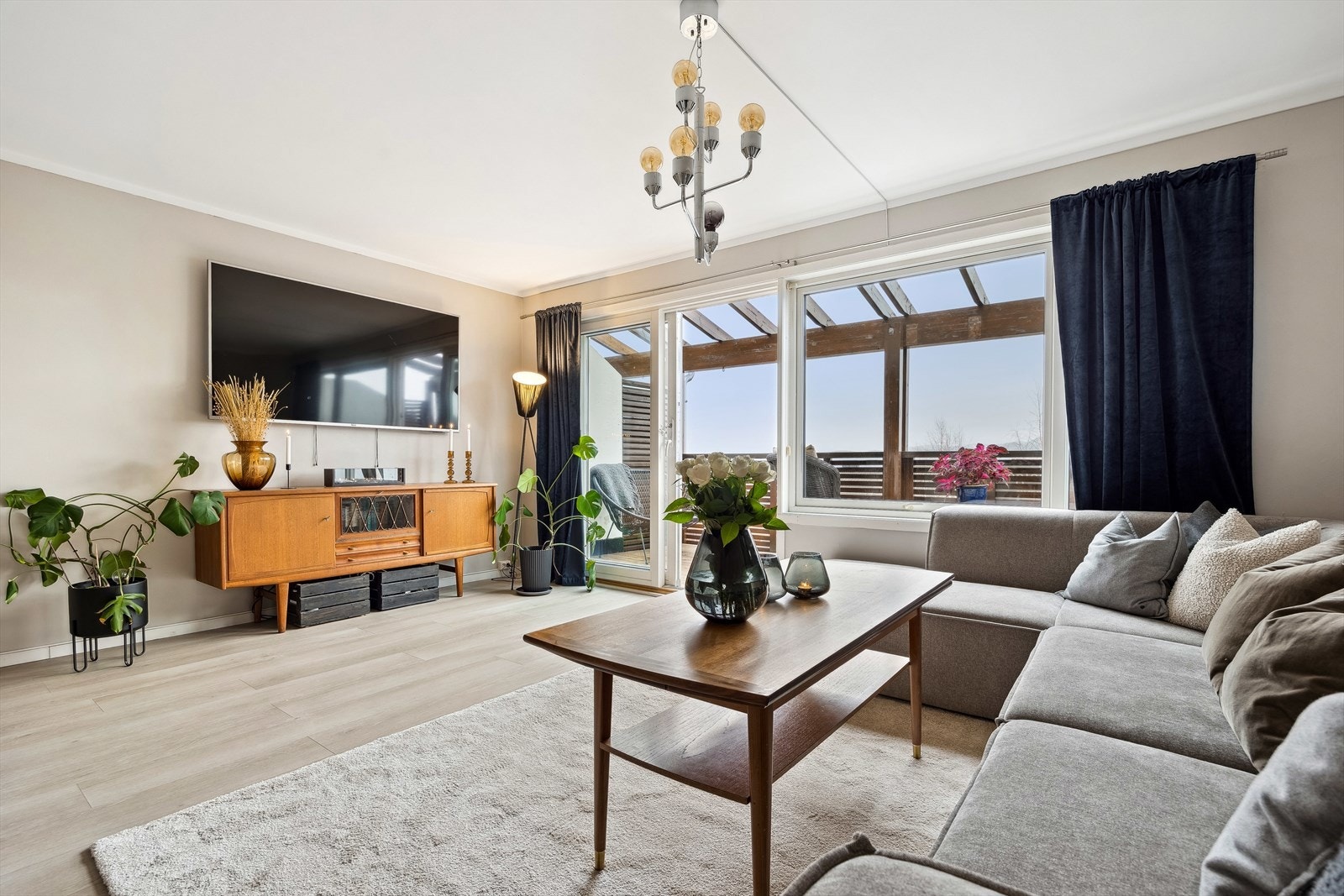 Stuen er lys og romslig, med store vindusflater som gir rikelig med naturlig lys. Galleribilde