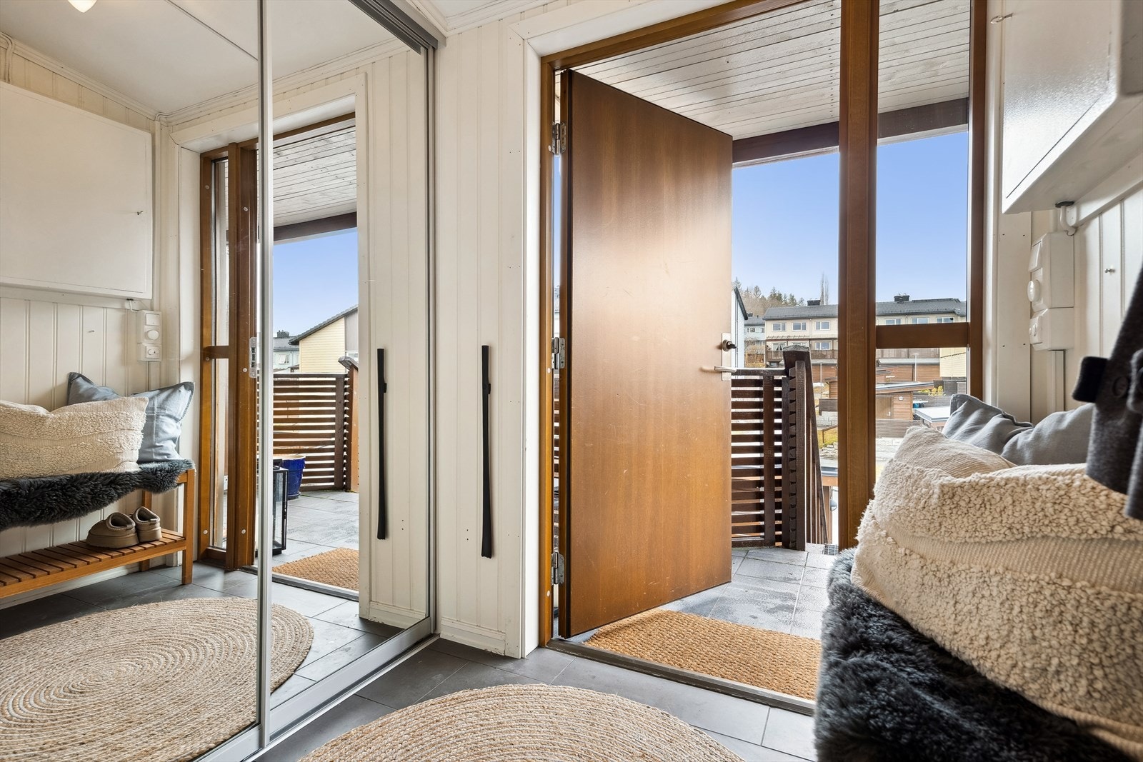 Leiligheten har en romslig og innbydende entré med flislagt gulv og et stort garderobeskap - perfekt for oppbevaring av yttertøy og sko. Galleribilde