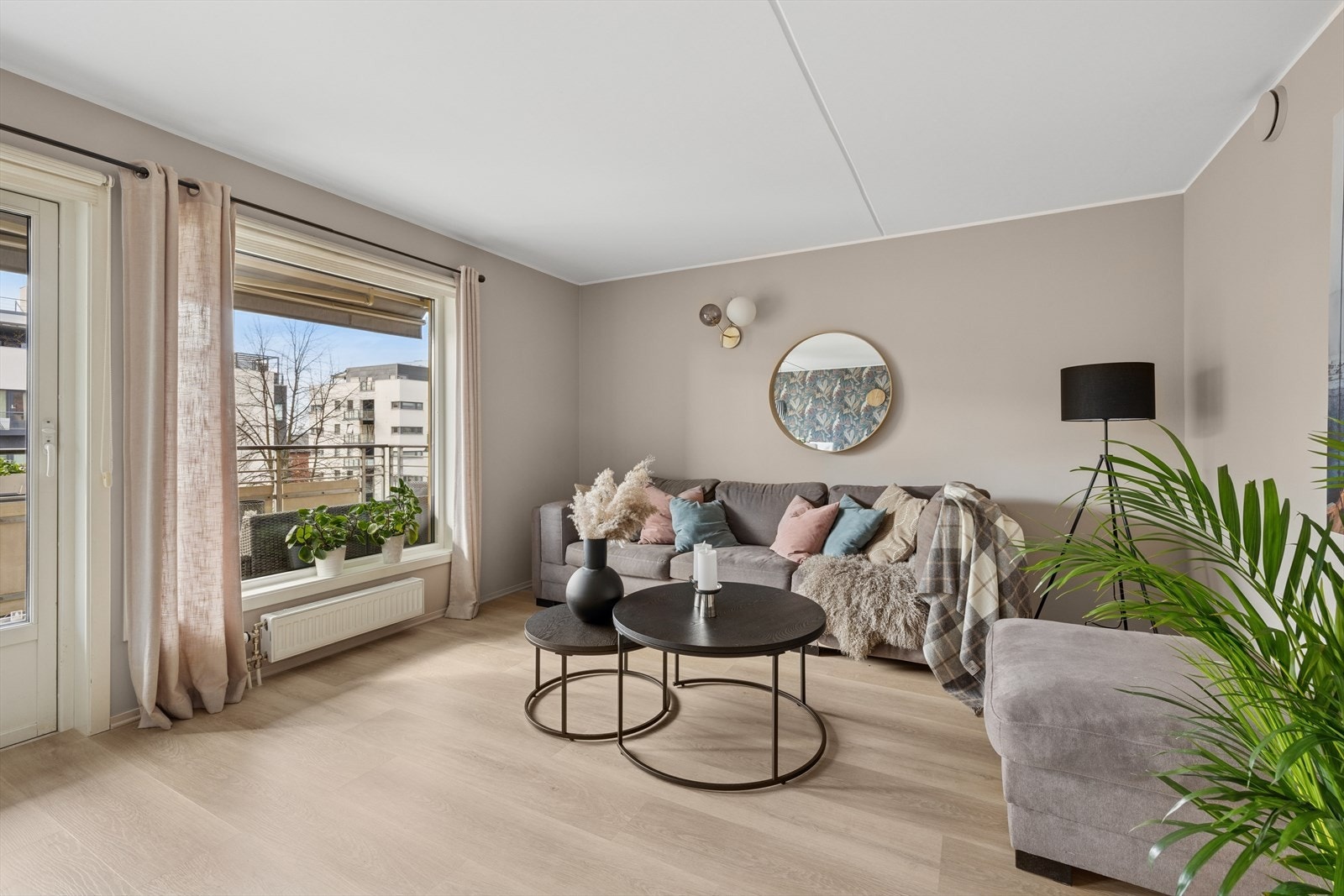 Stuen har god utforming, med plass til sittegruppe og tilhørende møblement. Galleribilde