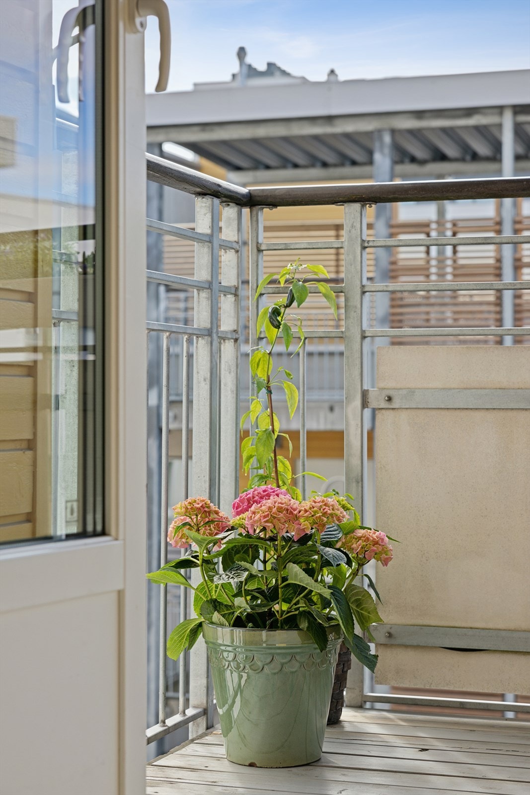 Fra stuen har du utgang til en solrik balkong. Galleribilde