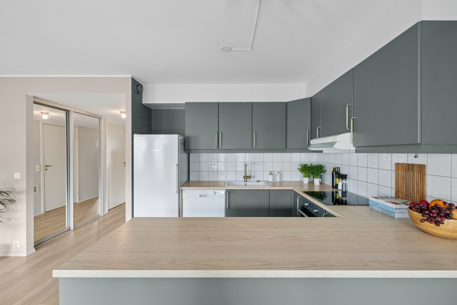 Her har man godt med benkeplass og praktisk "kjøkkenøy". Galleribilde