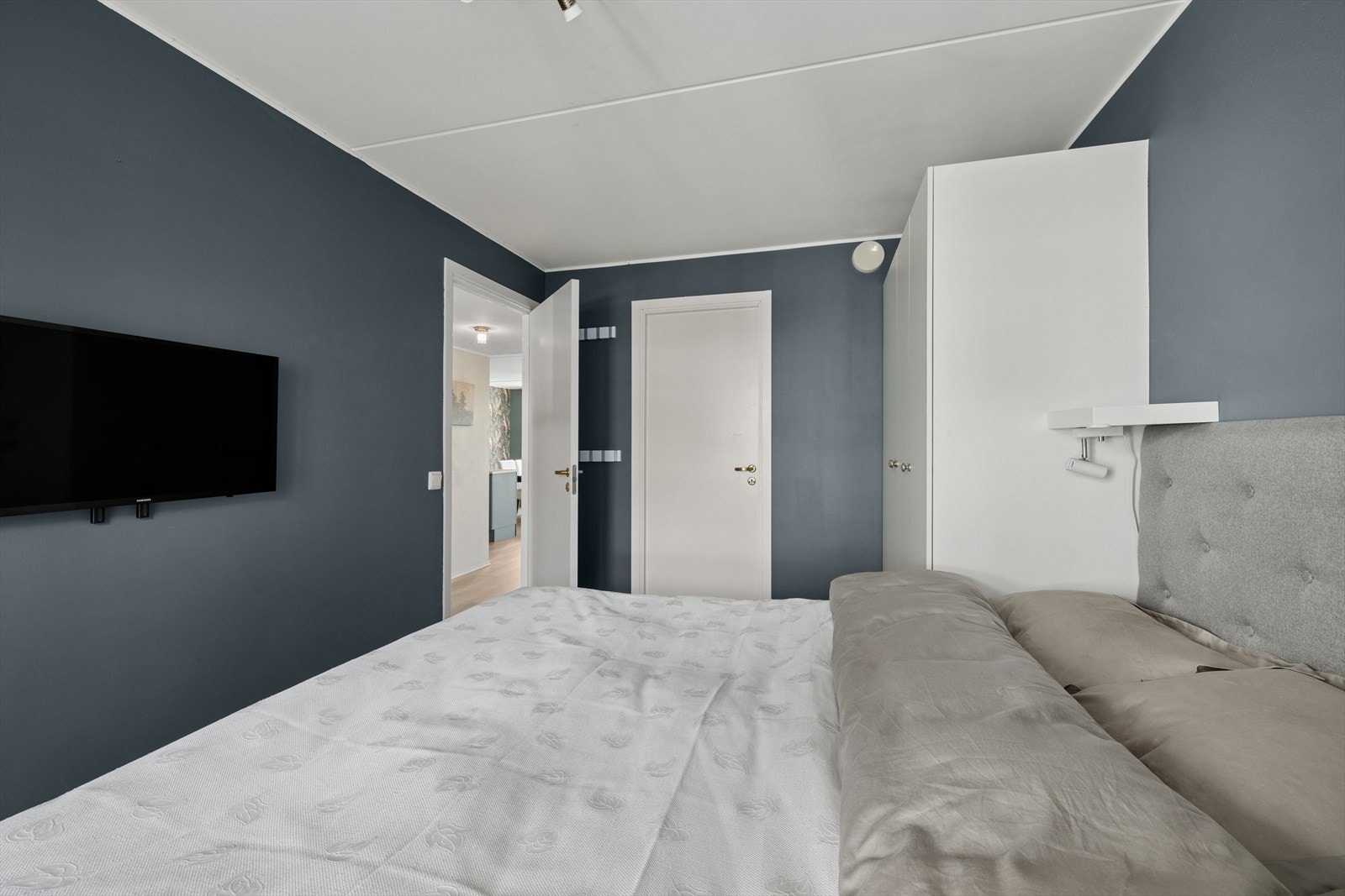 I tillegg til en mye skapplass er det en egen privat bod. Galleribilde