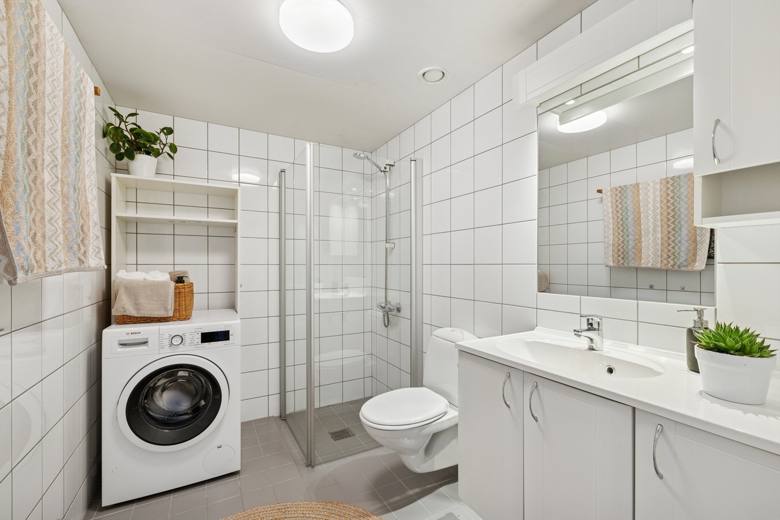 Romslig baderom med plass til vaskemaskin og tørketrommel. Galleribilde