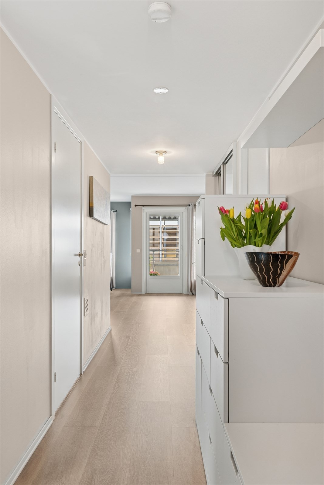 Entré har rikelig med lagringsplass i glassbygget skyvedørsgarderobe. Galleribilde