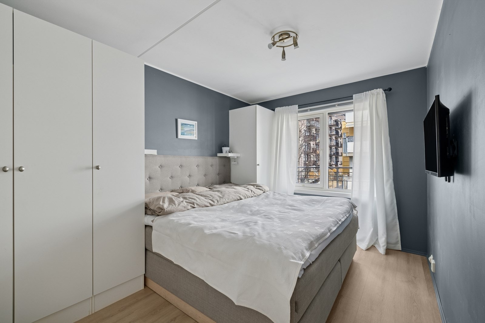 Hovedsoverommet er av god størrelse med god skapplass og er vendt mot rolige omgivelser. Galleribilde