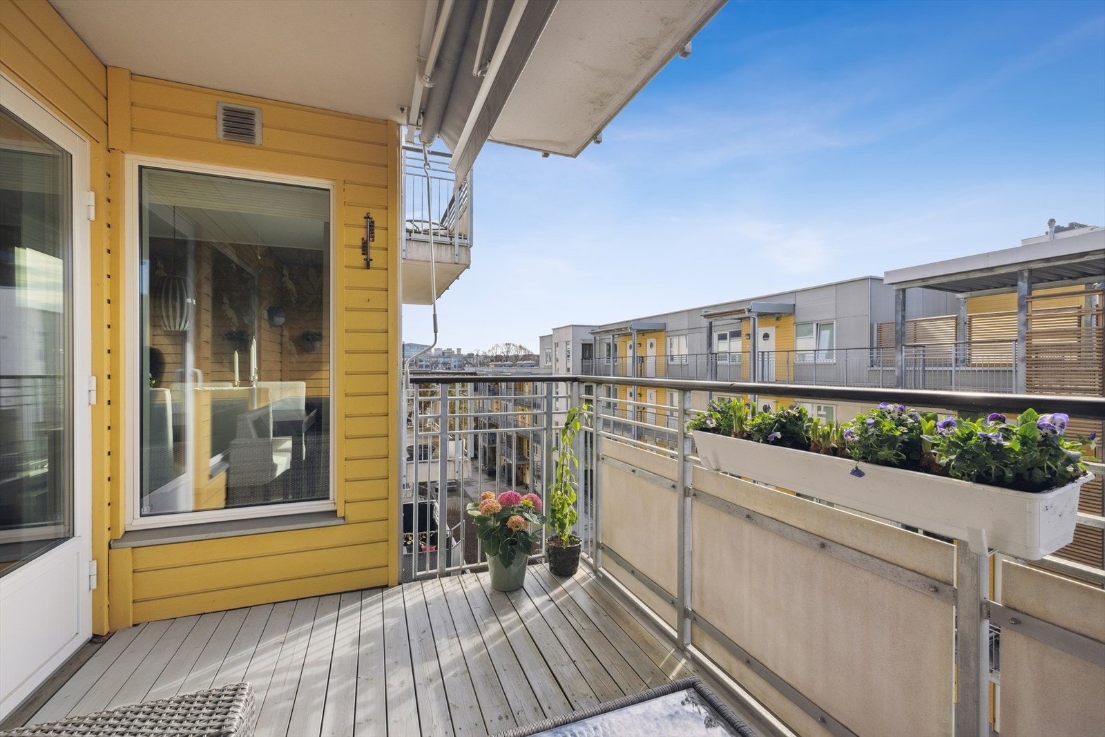 Stor og romslig balkong på 8,6 kvm med plass til ønskelig møblement. Galleribilde