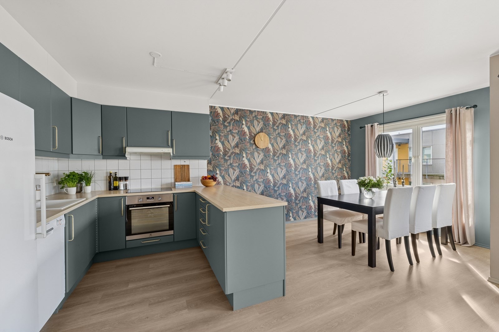 Kjøkkenet ligger i åpen løsning mot stuen med en innbydende kjøkkeninnredning. Galleribilde