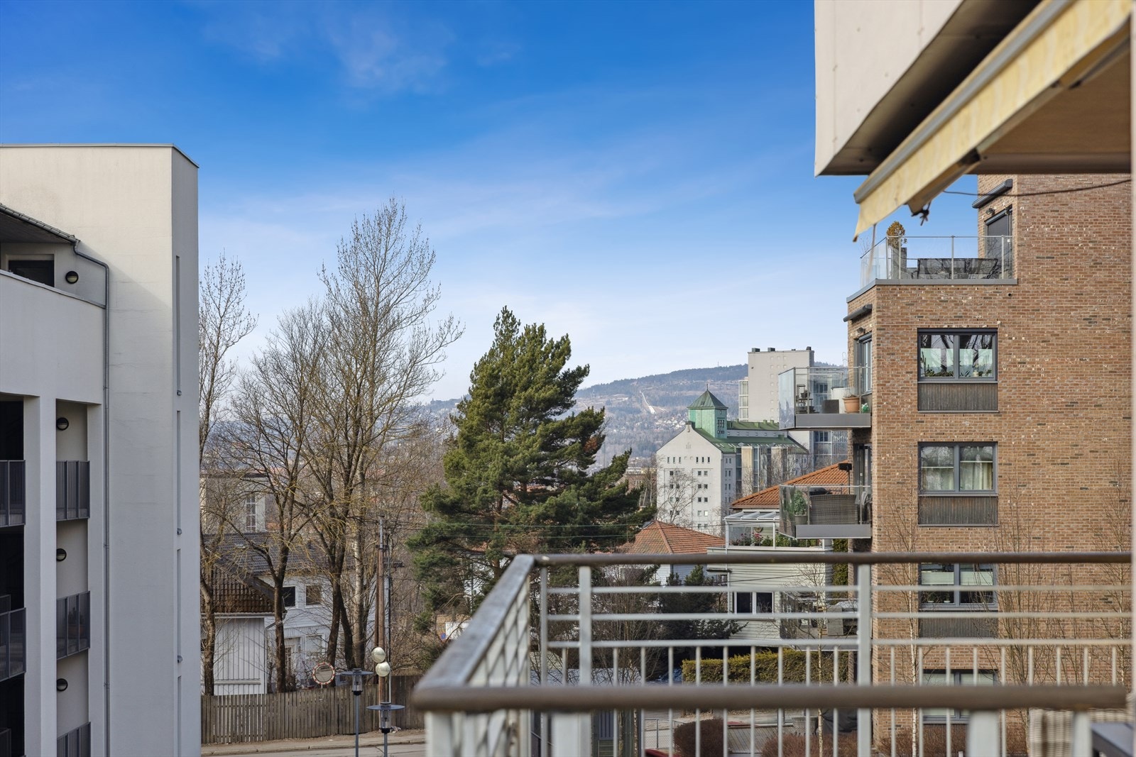 Balkongen byr på et åpent og luftig utsyn. Galleribilde