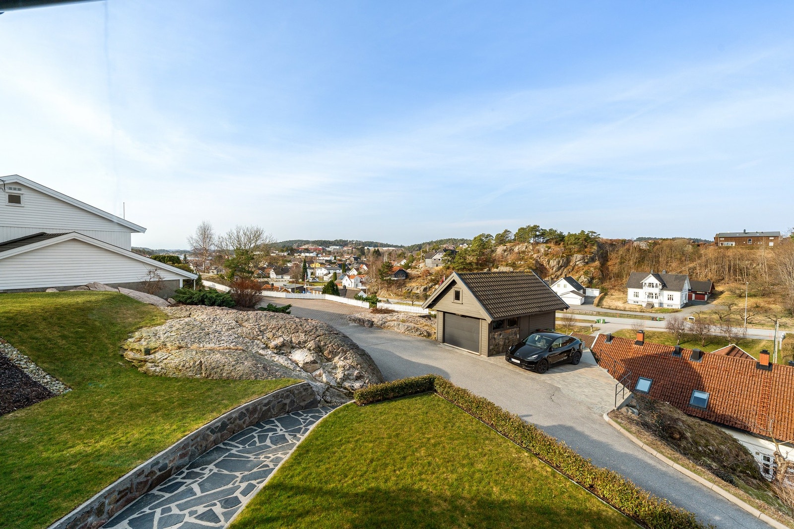 Det er tre garasjeplasser, med en frittstående enkelgarasje og dobbelgarasje i rekke på egen tomt Galleribilde