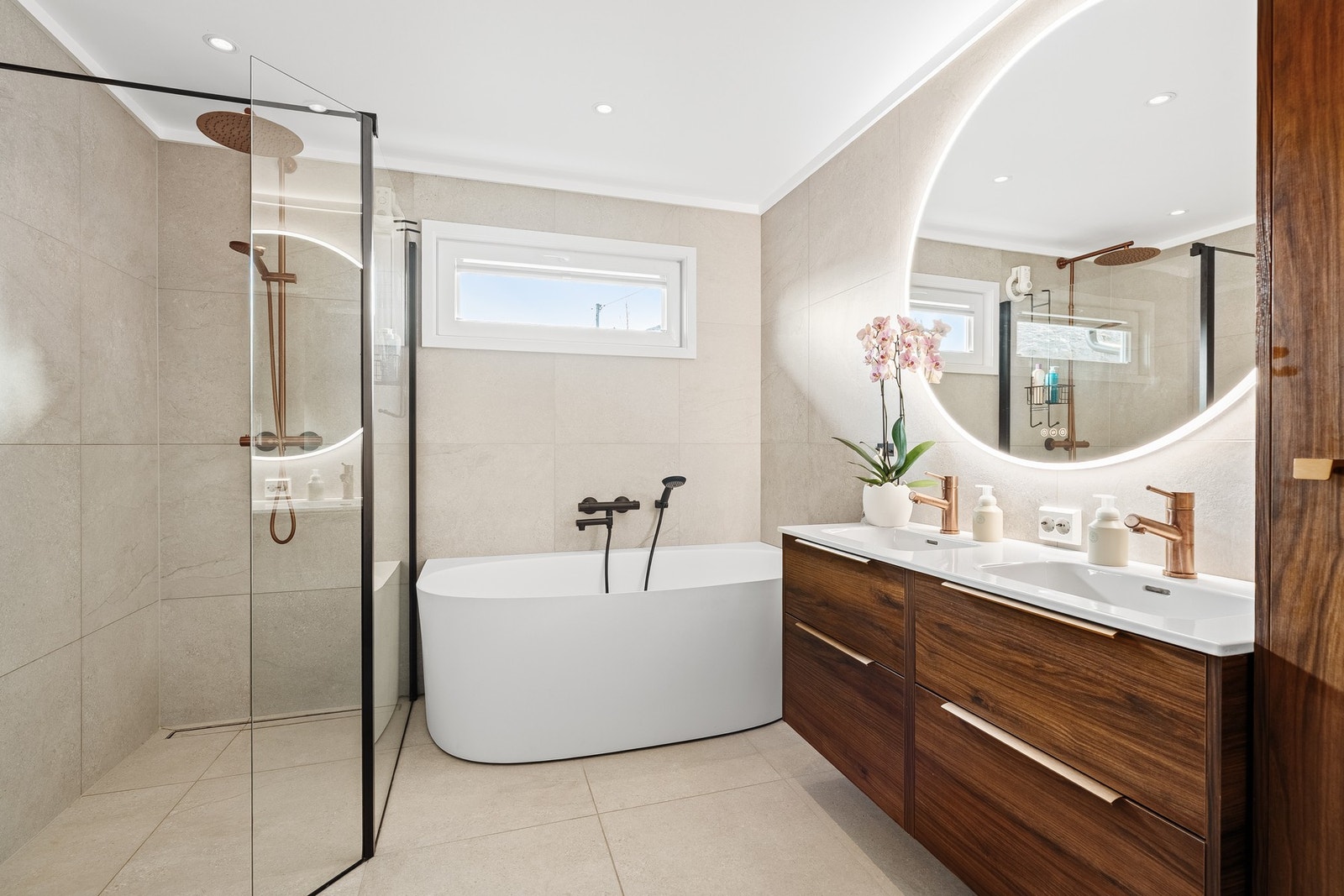 Helt nytt bad i hovedetasje med både dusj og badekar Galleribilde