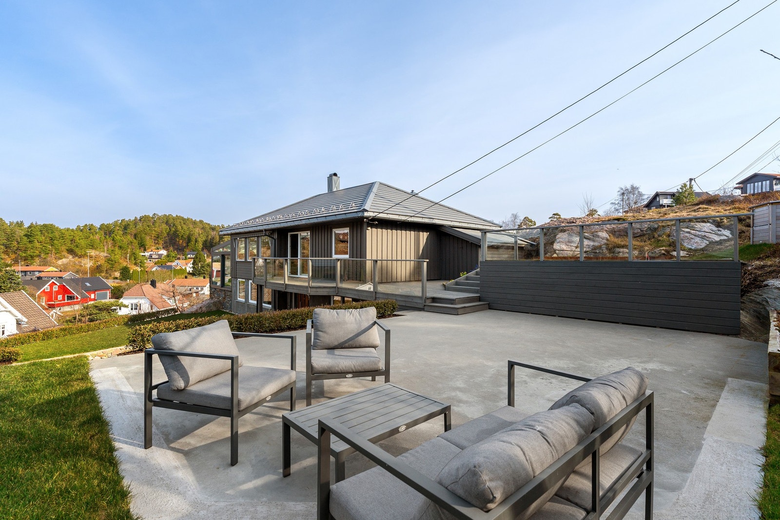 Tomten er parkmessig opparbeidet og det er flere soner til sittegrupper Galleribilde