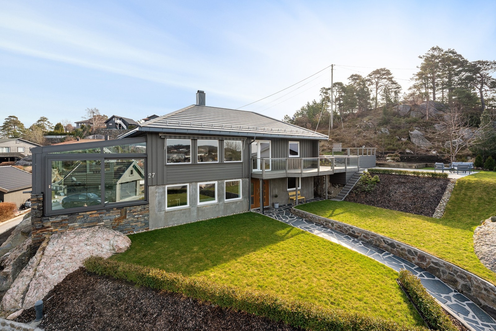 Stor tomt på 1612m² - parkmessig opparbeidet hage med flere soner til sittegrupper Galleribilde