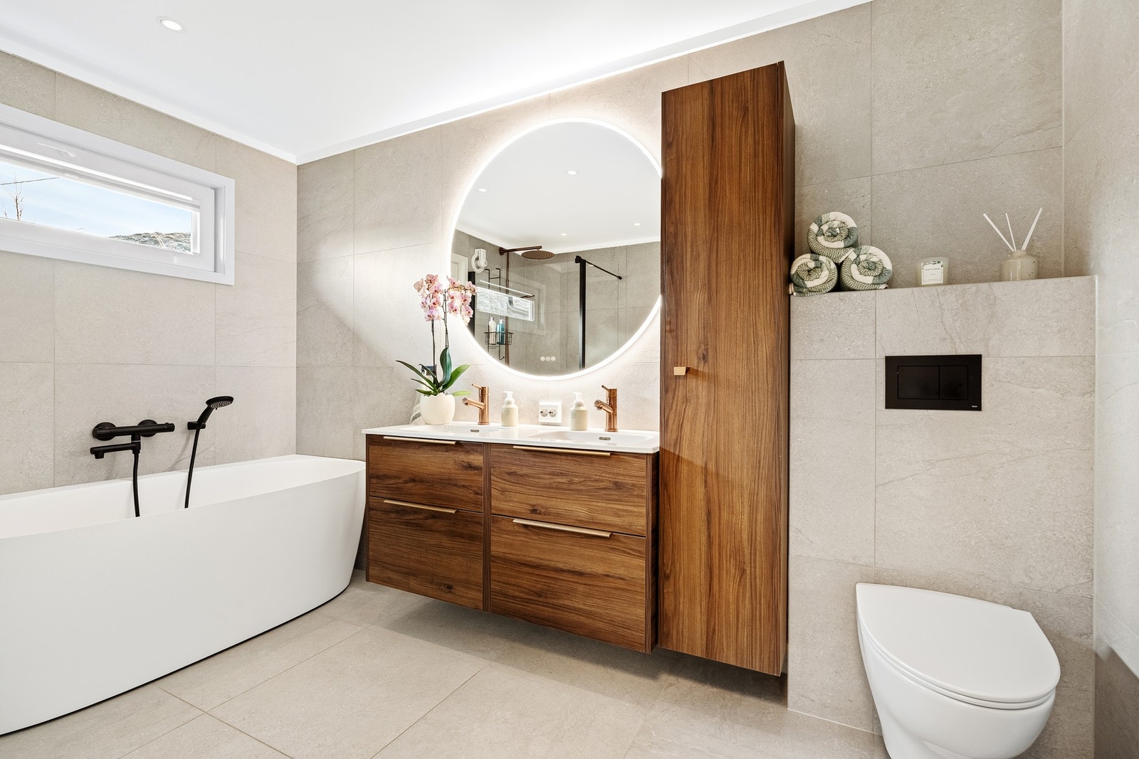 Helt nytt bad i hovedetasje med både dusj og badekar Galleribilde