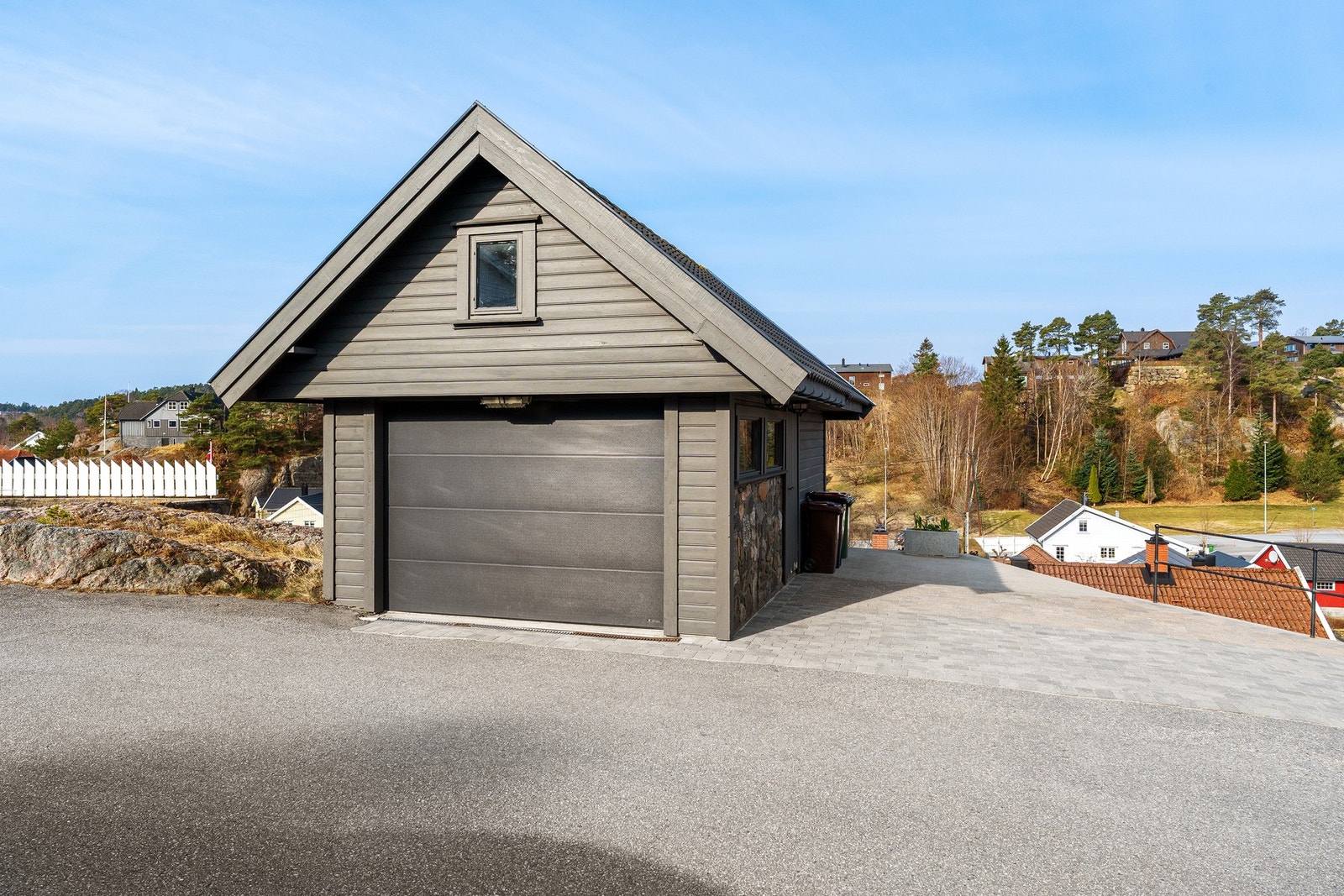 Elbilladere er installert i begge garasjer. Galleribilde