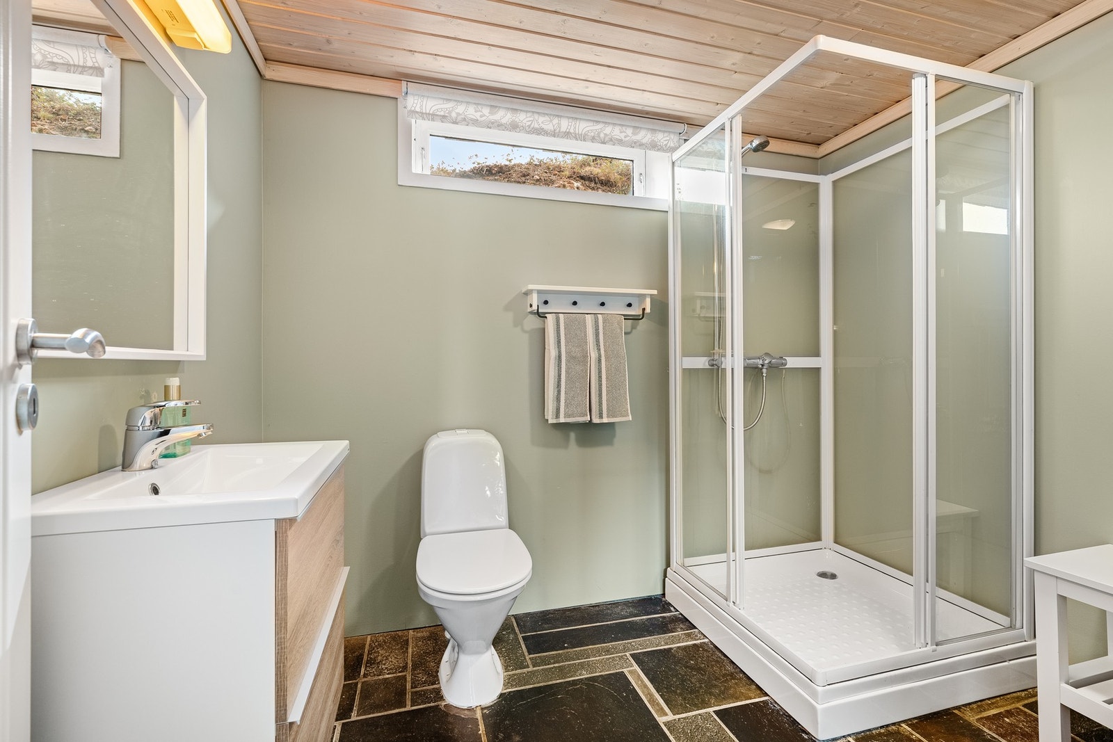 Bad med dusjkabinett i underetasje Galleribilde