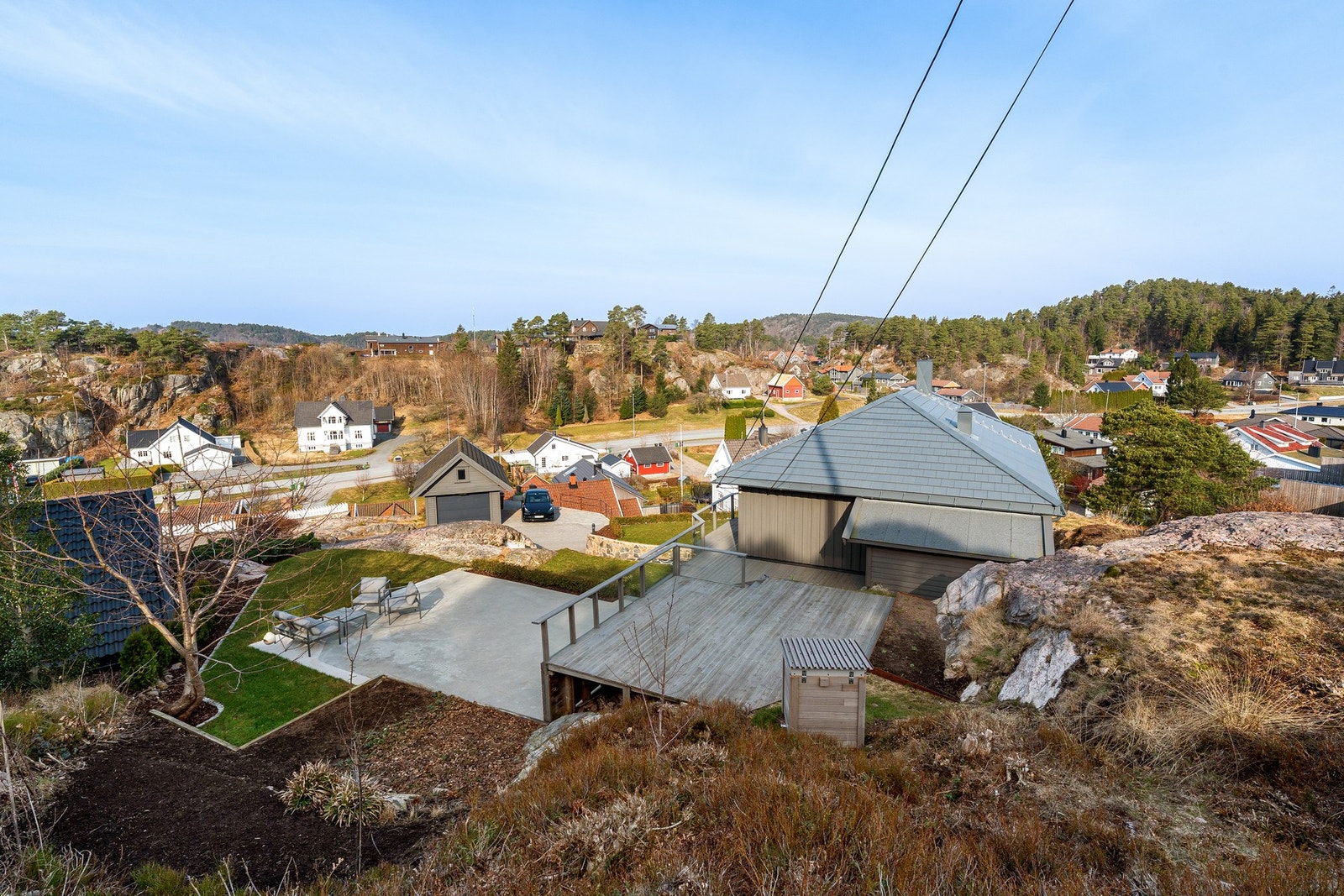 Stor tomt på 1612m² - parkmessig opparbeidet hage med flere soner til sittegrupper Galleribilde