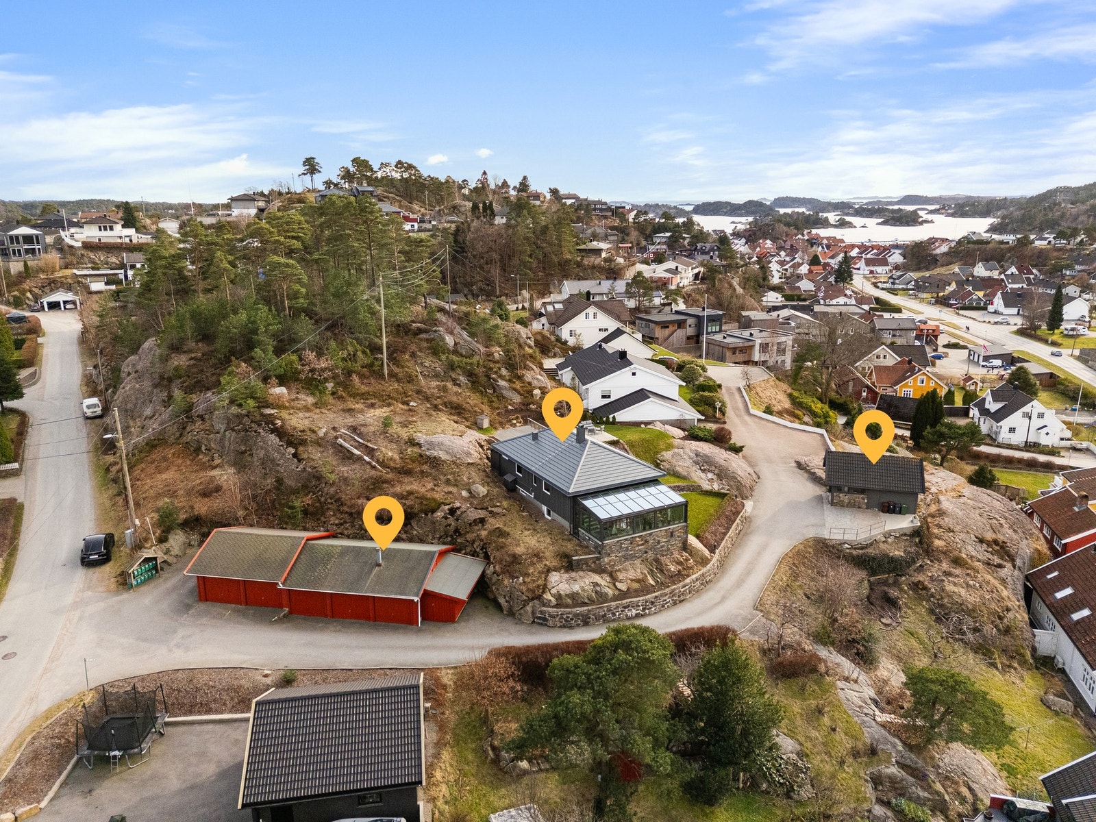 Det er tre garasjeplasser, med en frittstående enkelgarasje og dobbelgarasje i rekke på egen tomt Galleribilde