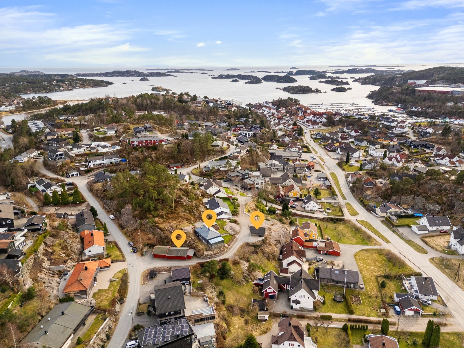 Sjønær beliggenhet, innholdsrik eiendom med både dobbel og enkel garasje Galleribilde