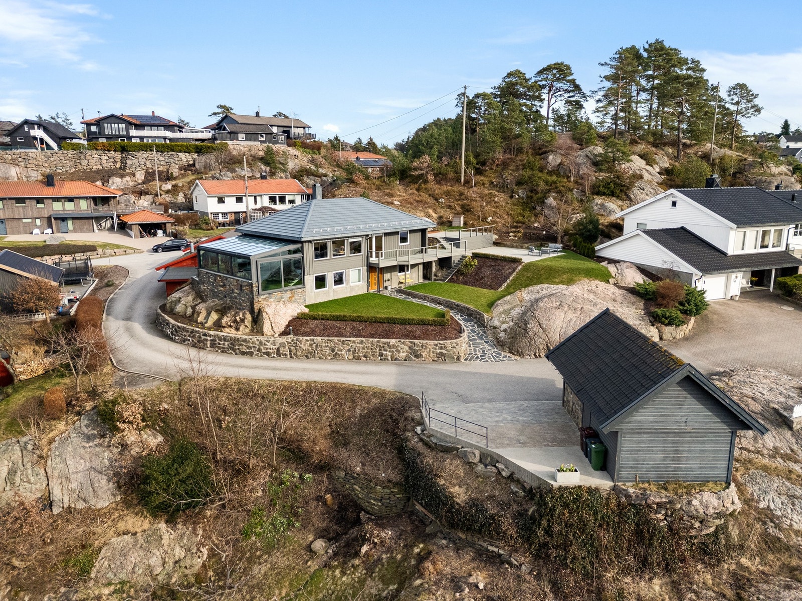 Boligen ligger høyt og luftig med gode solforhold og utsikt Galleribilde