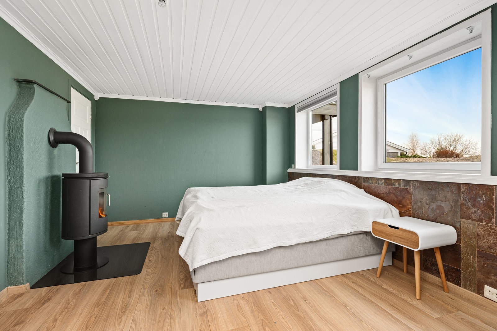 TV-stue/hobbyrom med vedovn Galleribilde