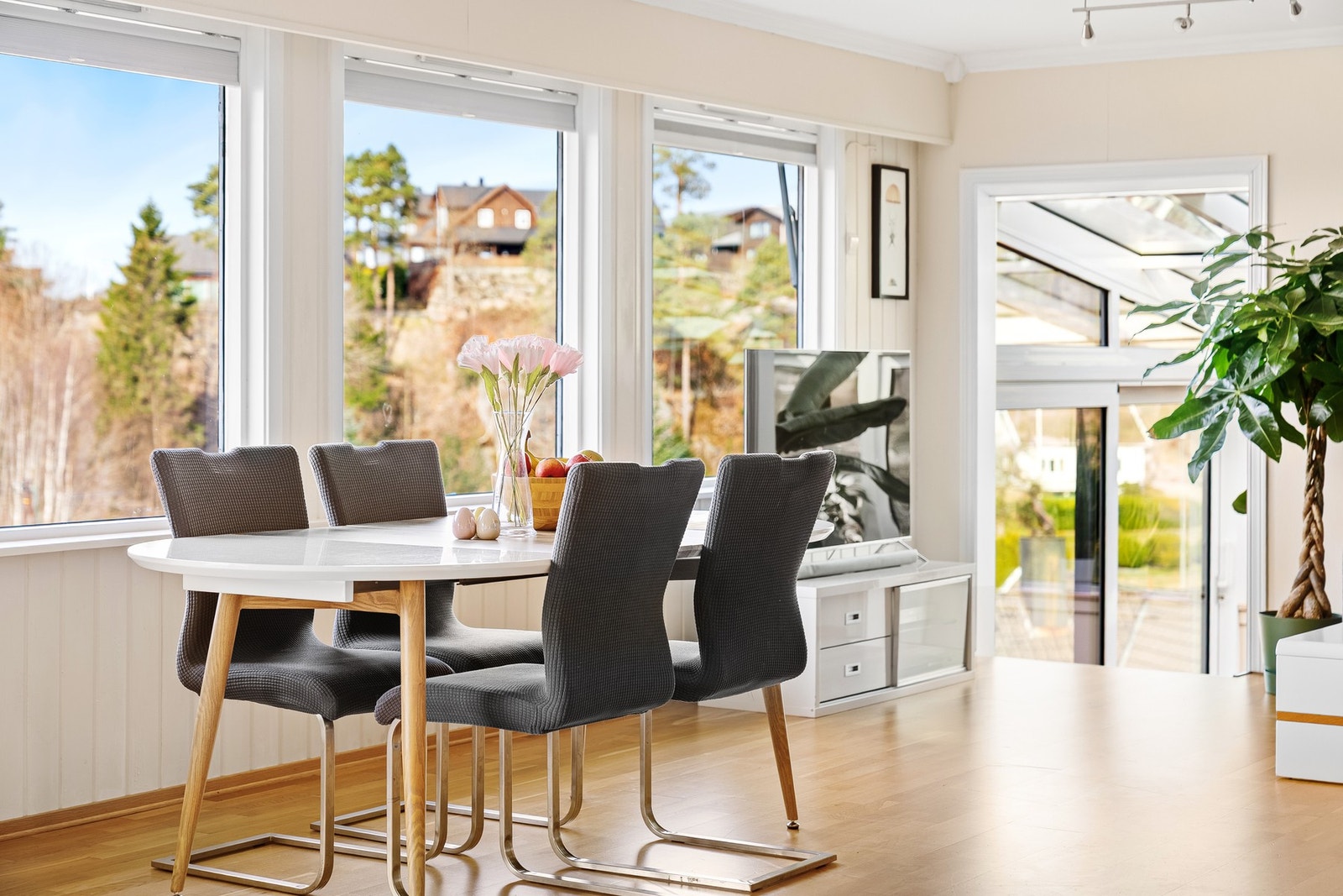 Store vindusflater i stuen og og god plass til spisebord Galleribilde