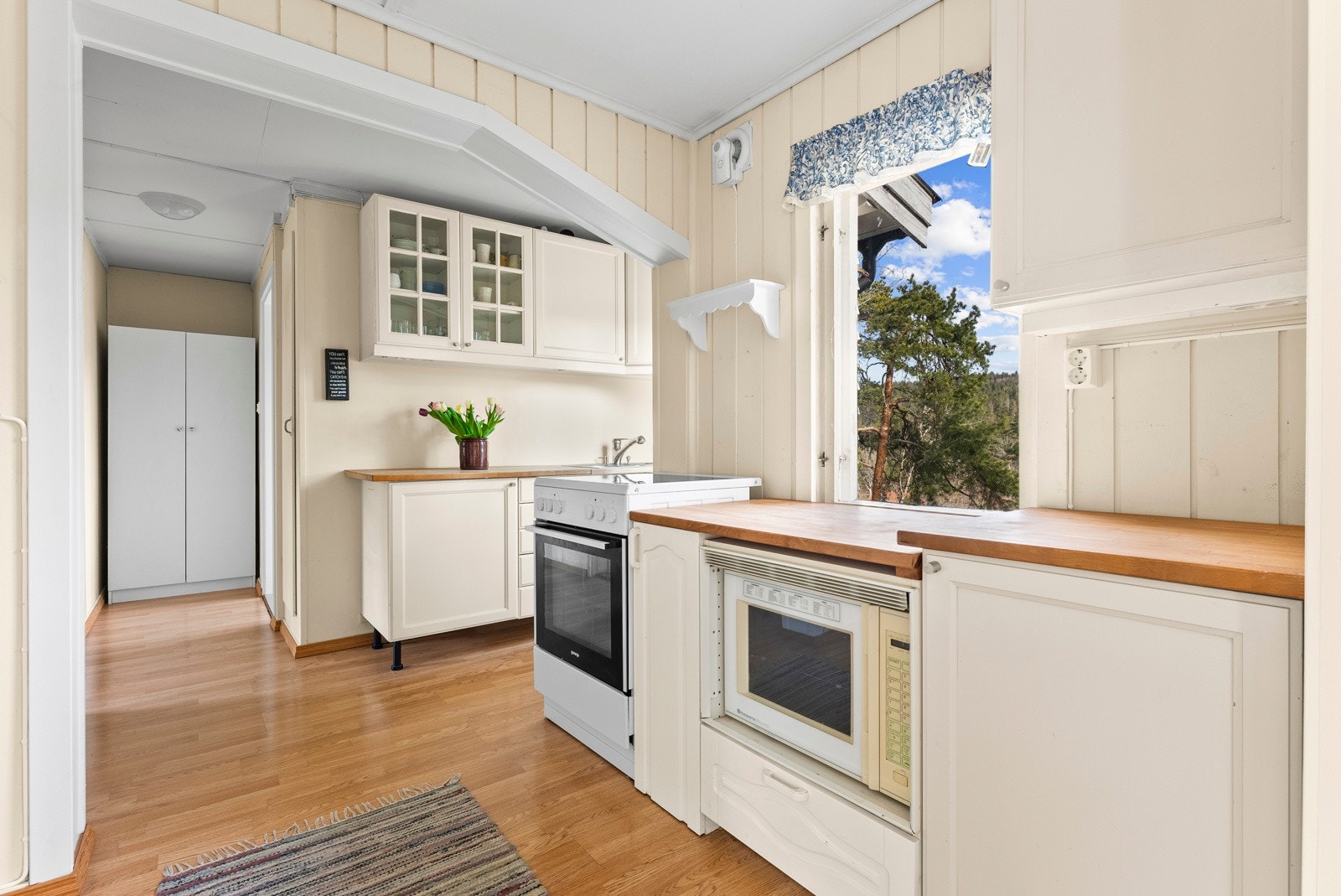 Det er avsatt plass til både komfyr og mikrobølgeovn i kjøkkeninnredningen. Galleribilde