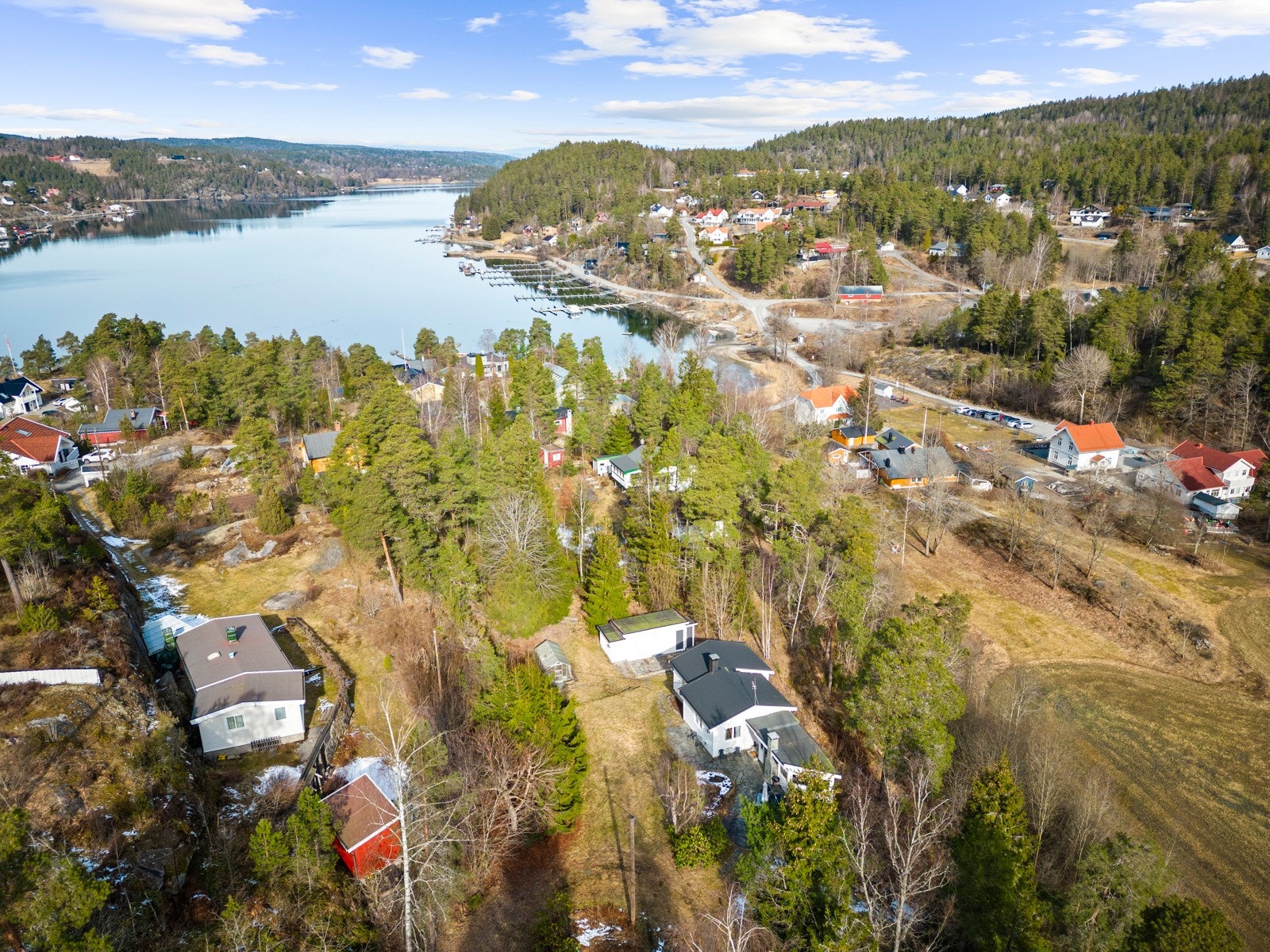 Hytta ligger fint plassert på en skrånende, eiet tomt på 2282,4 kvm i naturskjønne omgivelser. Galleribilde