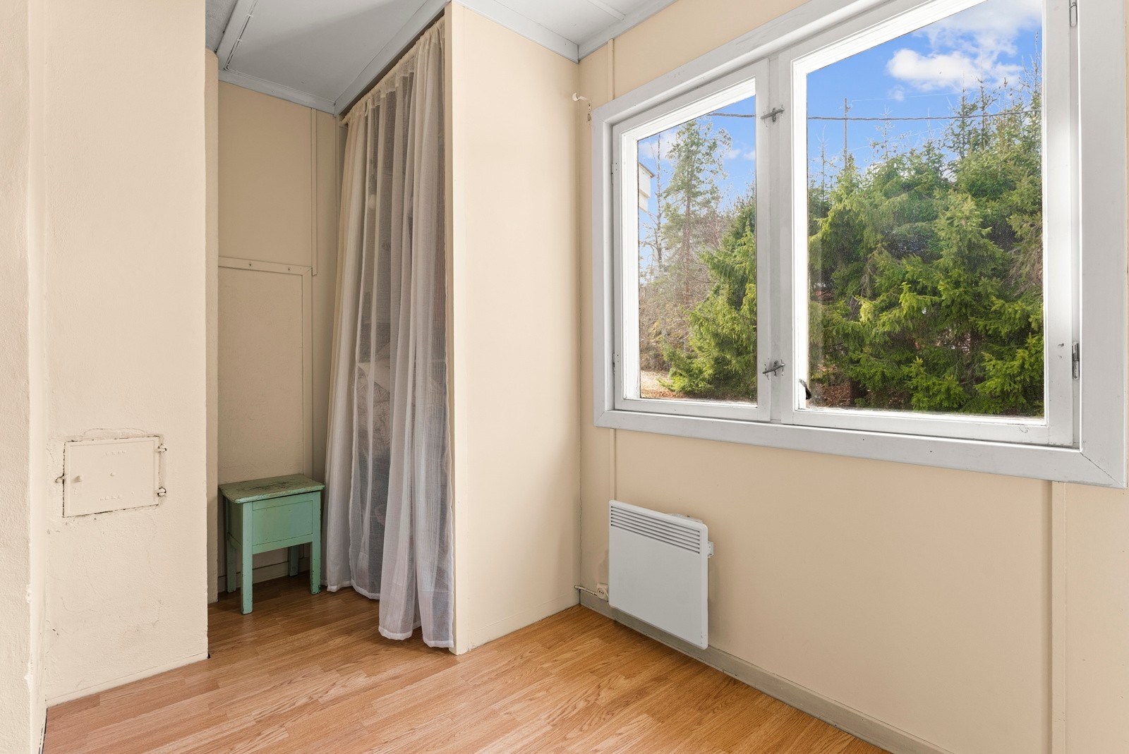 På soverommet i hytta er det plassbygd garderobe. Galleribilde