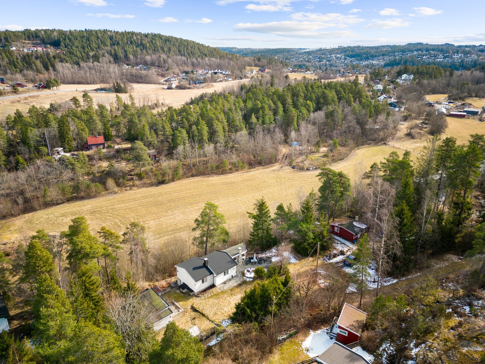 Her ligger alt til rette for dager i skogen så vel som ved sjøen med bading, fisking, soling og båtliv. Galleribilde