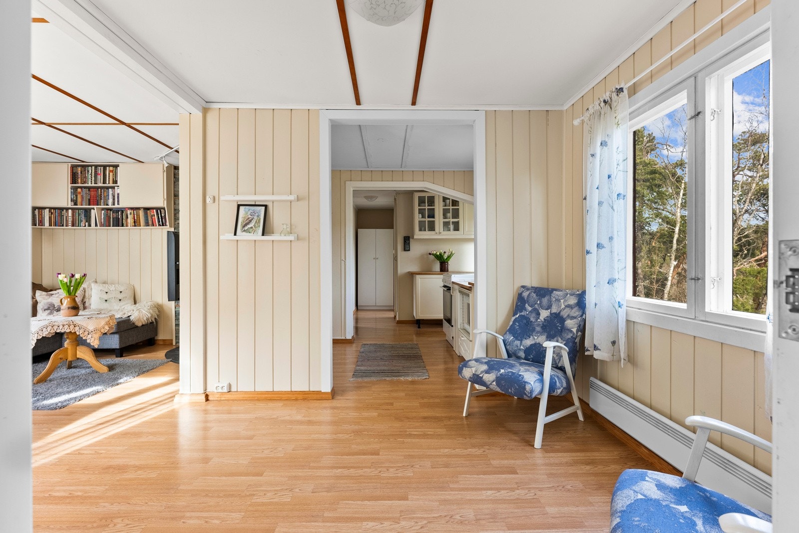 Hytta har et fint vindfang med lysmalte vegger og steinheller på gulvet. Galleribilde