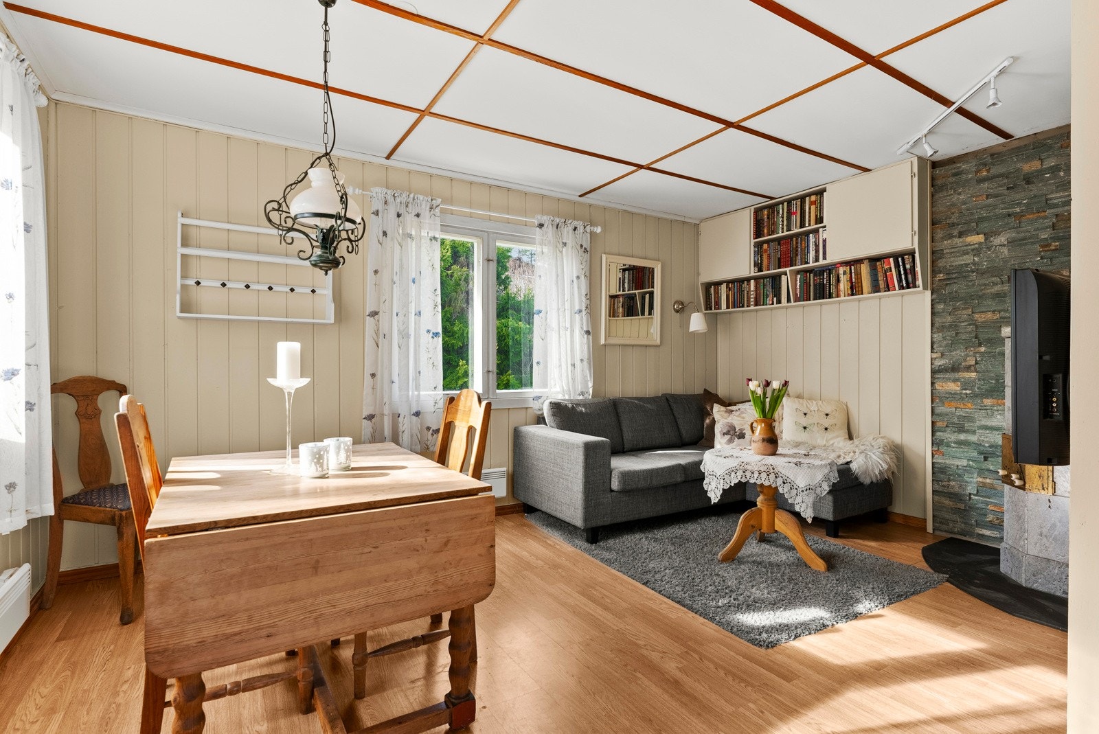 Inne i hytta er det en romslig, lys og innbydende stue med fin møbleringsfrihet. Galleribilde