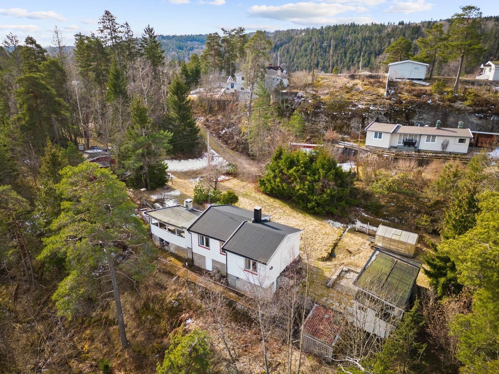 Det er bilvei helt frem, samt parkering på egen eiendom. Galleribilde