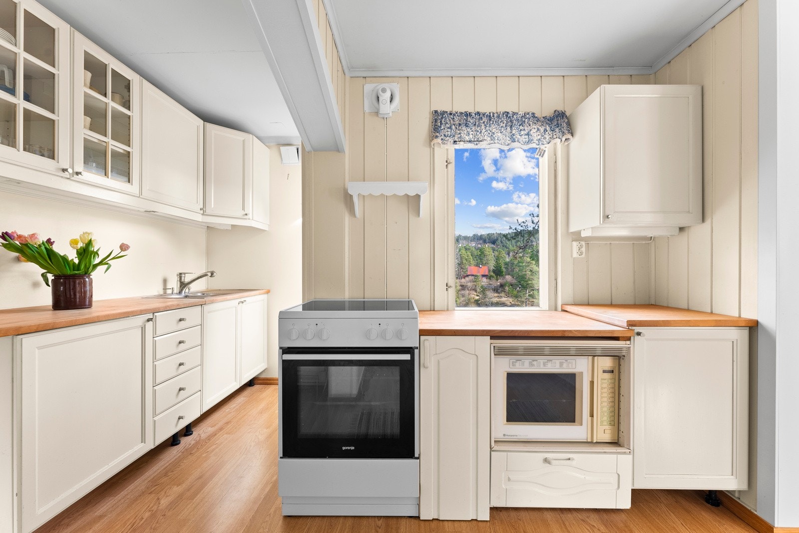 Hytta har et klassisk og pent kjøkken med god skap- og benkeplass. Galleribilde