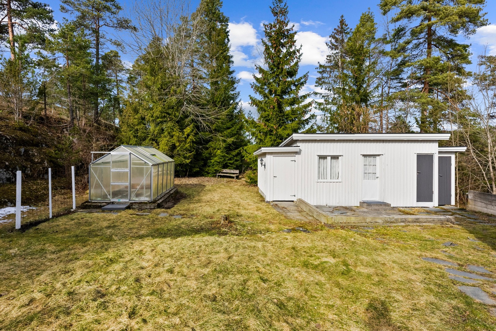 Annekset er på ca. 19 kvm, og har 2 romslige uteboder i tillegg til et soverom. Galleribilde