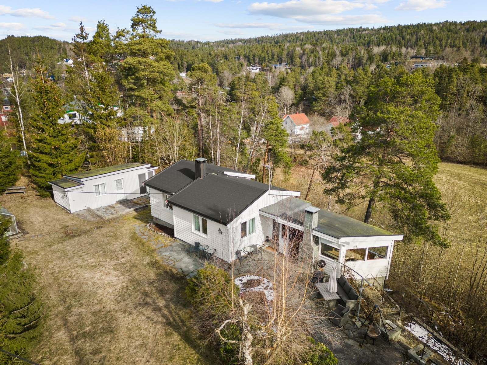 Velkommen til Kollenveien 19 - en velholdt fritidseiendom med hytte, anneks, drivhus og hagestue. Galleribilde