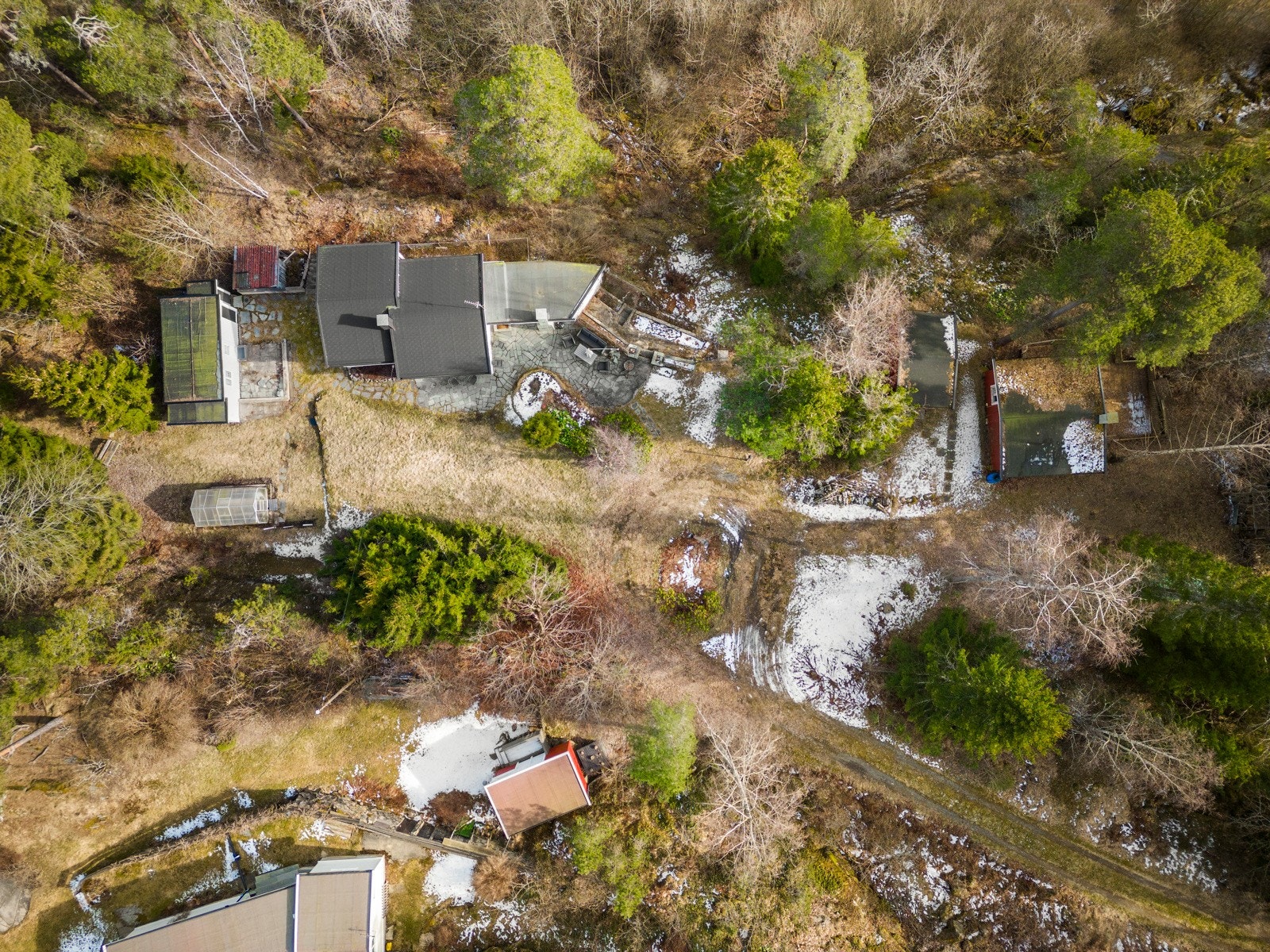 Tomten består for det meste av naturlig vegetasjon, skjermende trær og fjell i dagen. Galleribilde