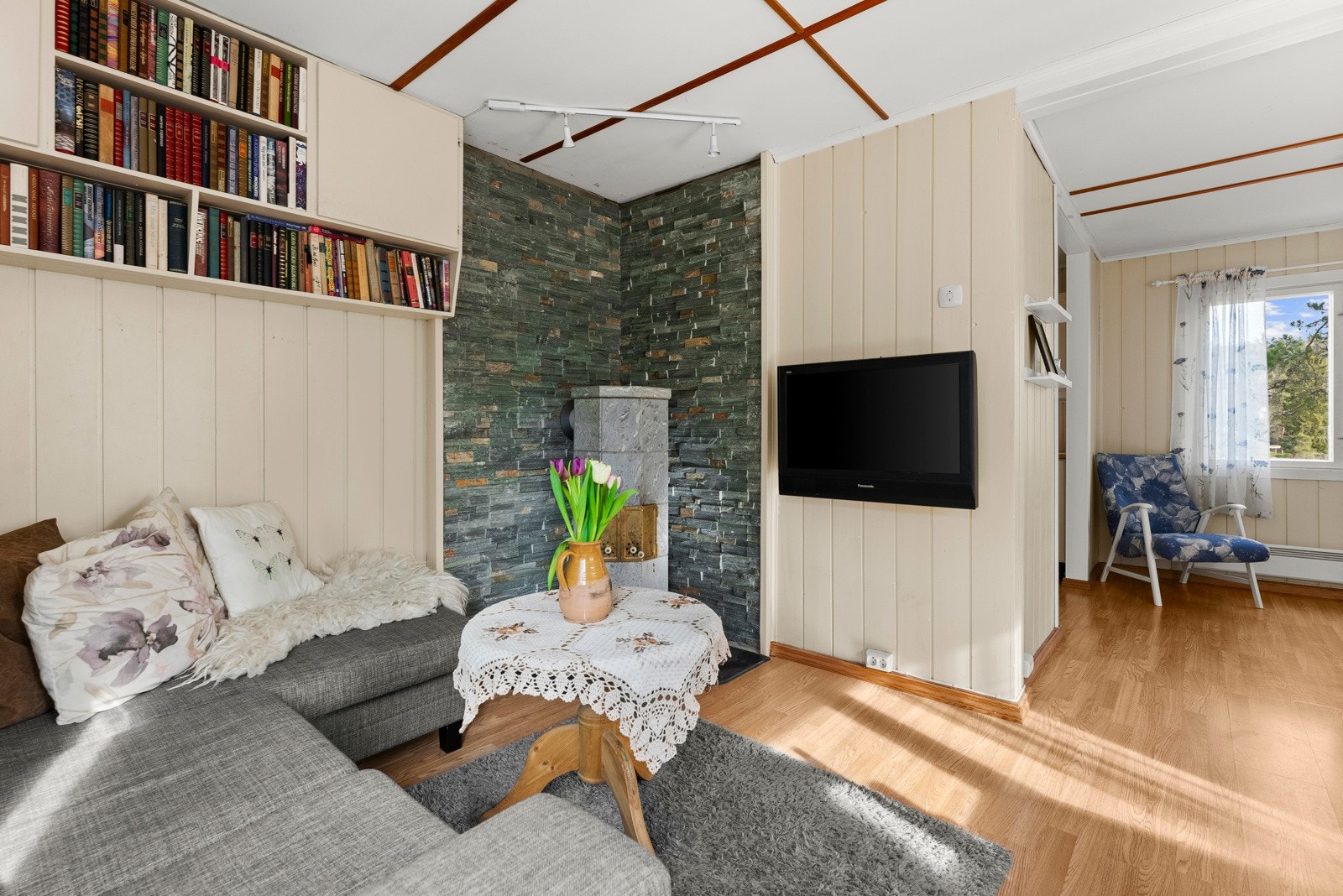 I et hjørne av stue i hytta er det en flott klebersteinsovn. Galleribilde