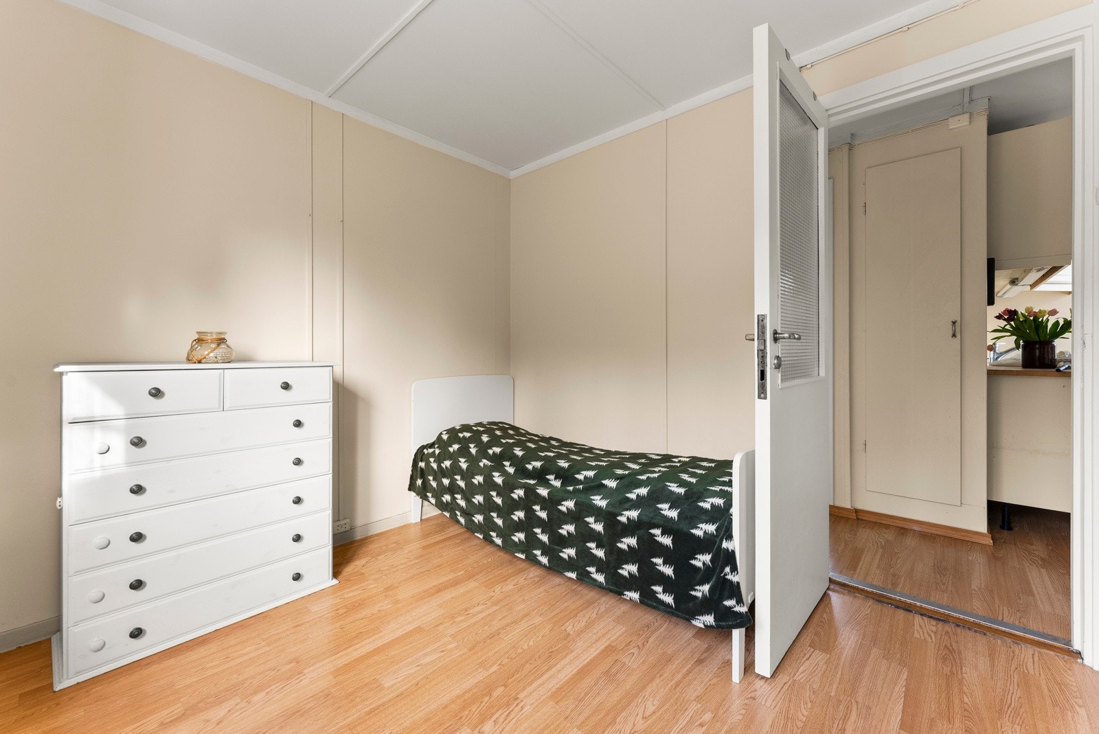 Inne i hytta er det et lyst og pent soverom, og i gangen utenfor er det gode oppbevaringsmuligheter. Galleribilde