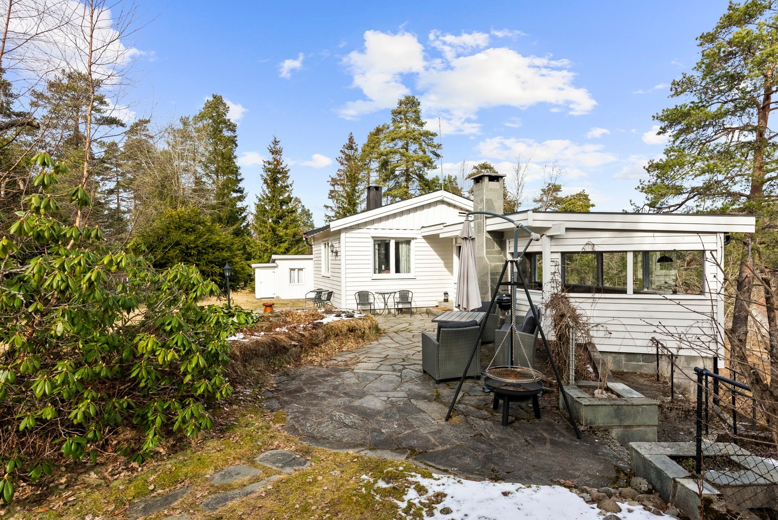 Ren sommeridyll serveres når gresset blir grønt og rhododendronen står i full blomst. Galleribilde