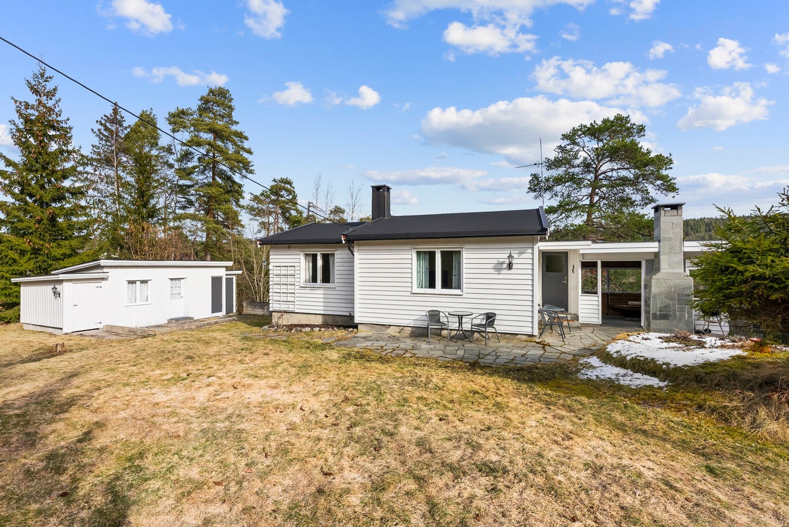 Det er hage med boltreplass og en skiferlagt markterrasse på den sydvestvendte siden av hytta. Galleribilde