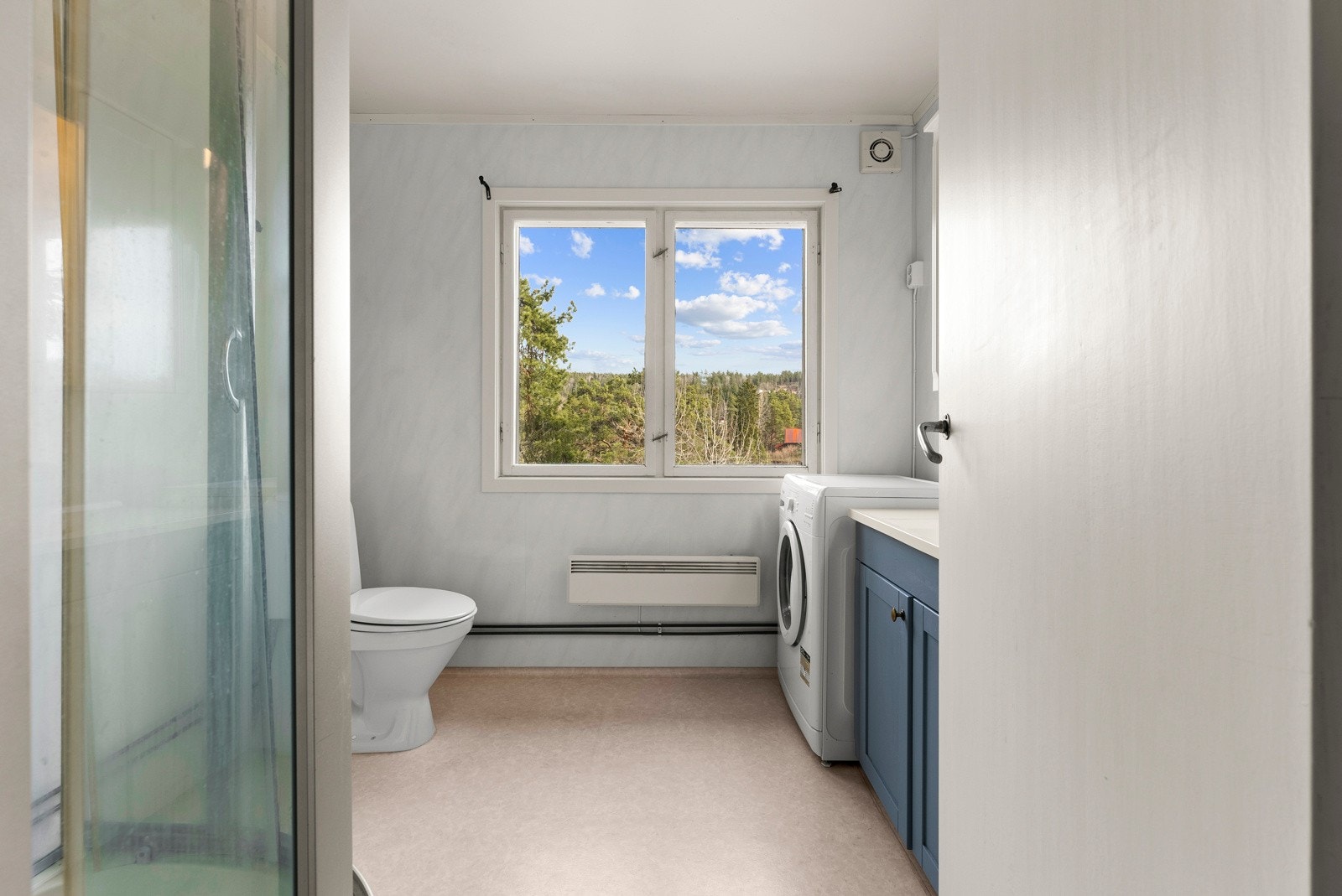 Hytta har et romslig og pent bad med opplegg for vaskemaskin. Galleribilde