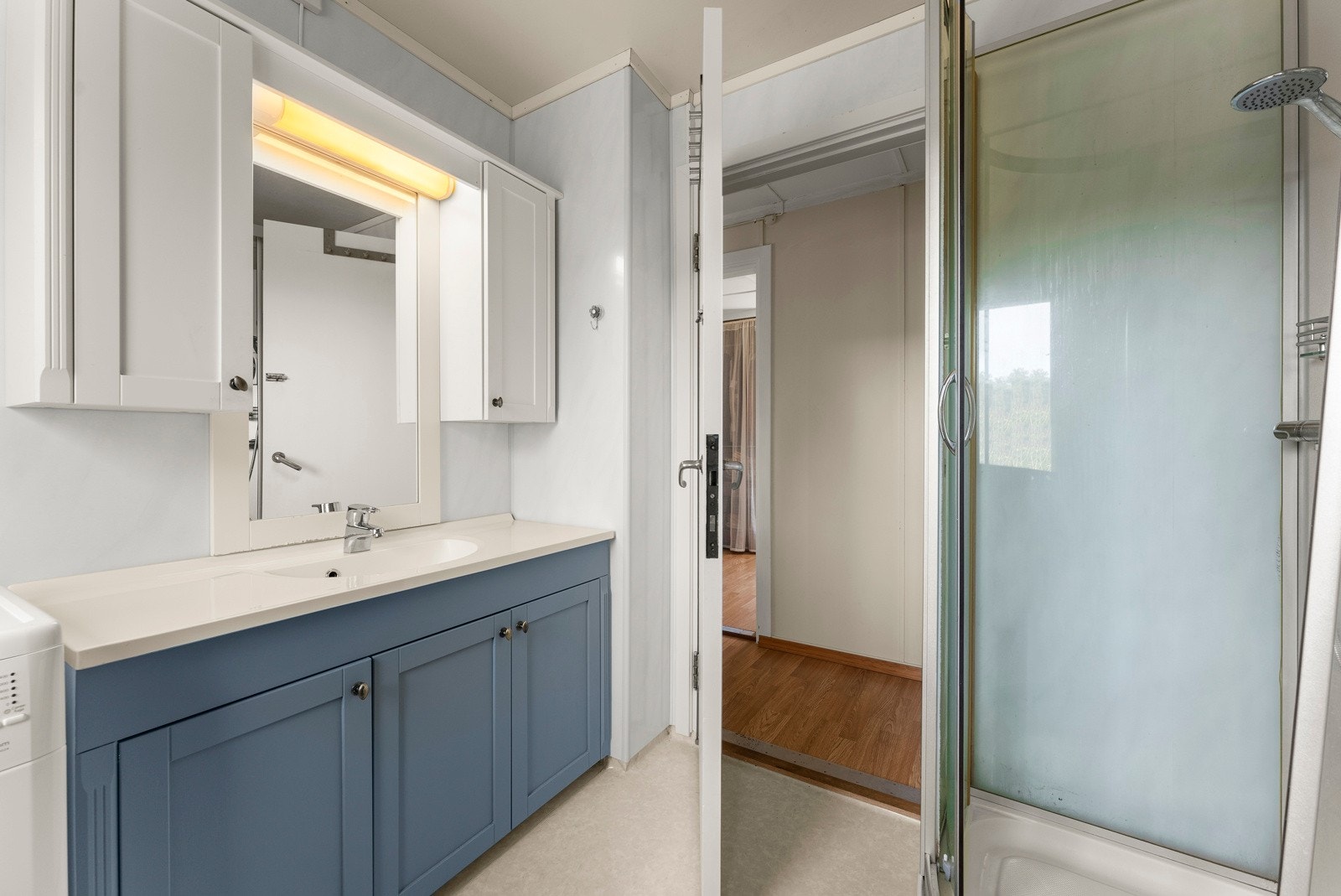 Det er godt med oppbevaringsplass i innredningen på badet i hytta. Galleribilde