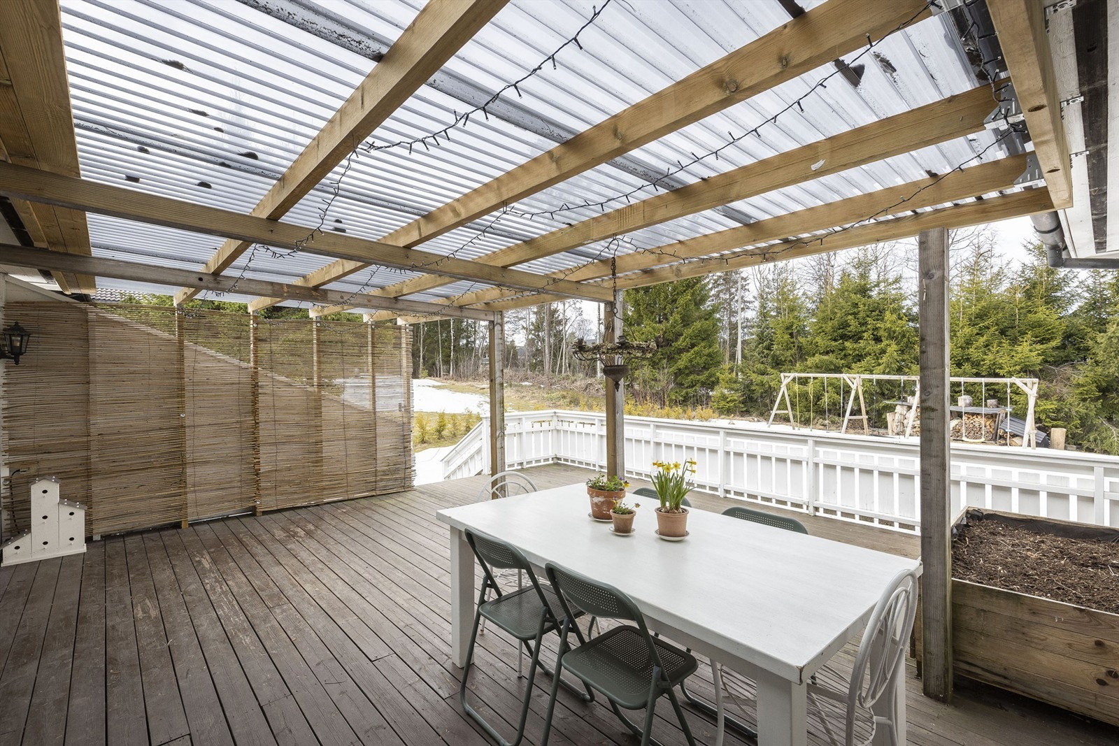 God veranda med overbygget pergola. Pergola er ikke søkt om hos kommunen. Galleribilde