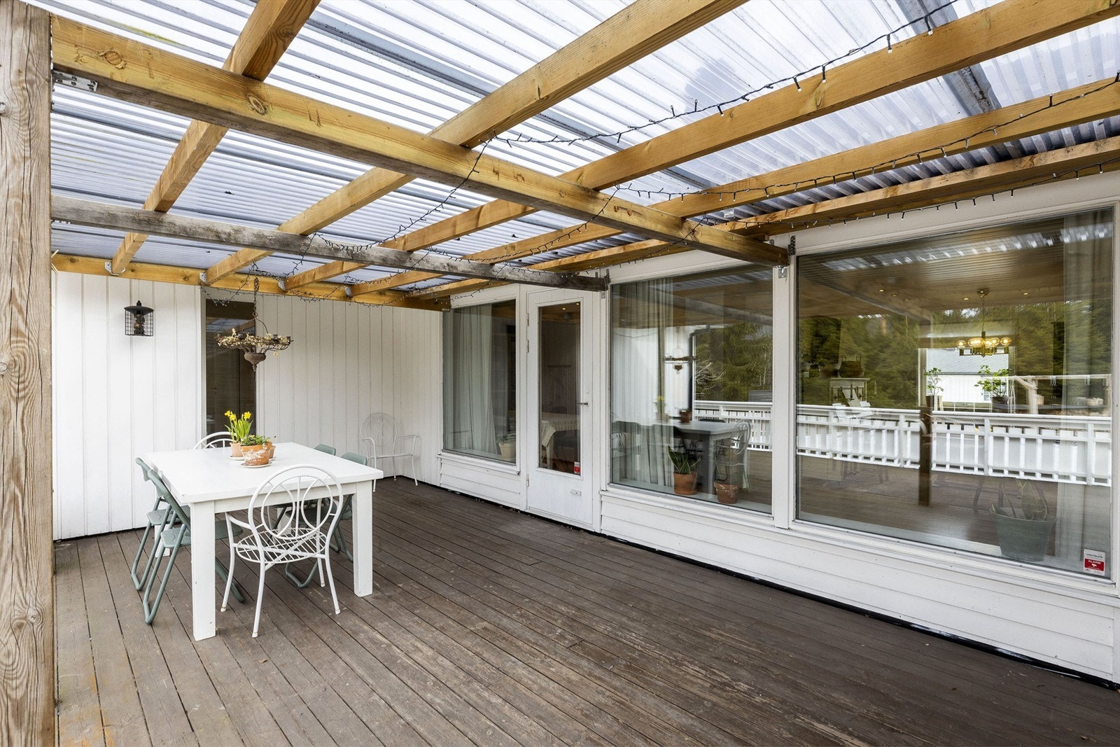 God veranda med overbygget pergola. Pergola er ikke søkt om hos kommunen. Galleribilde