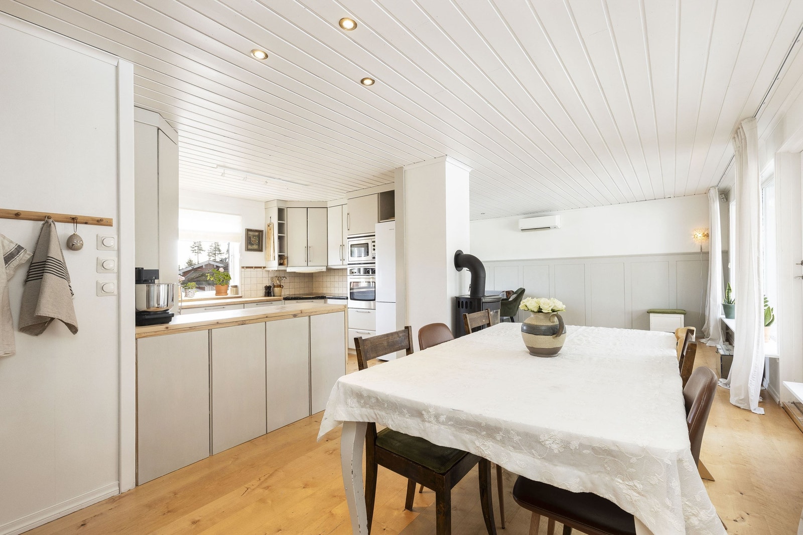 Kjøkkenøya har en smart løsning som kan skyves ut! Galleribilde