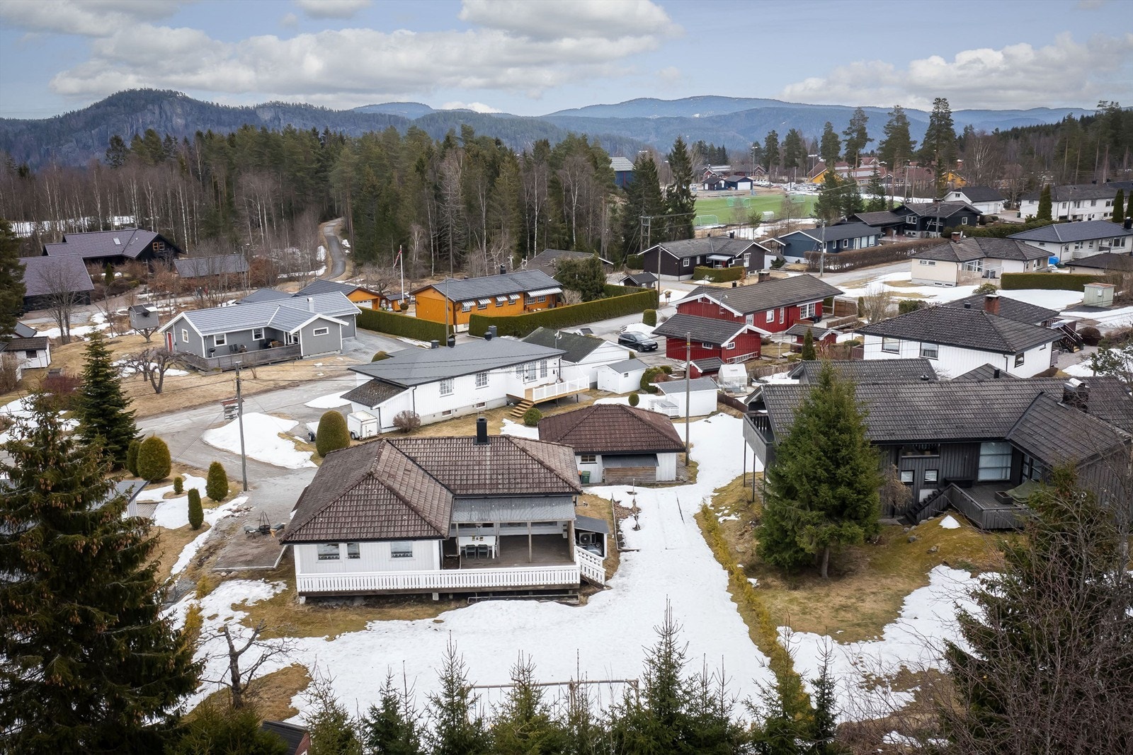 Innholdsrik familiebolig med fin beliggenhet og kort avstand til skole, barnehage og idrettsanlegg Galleribilde