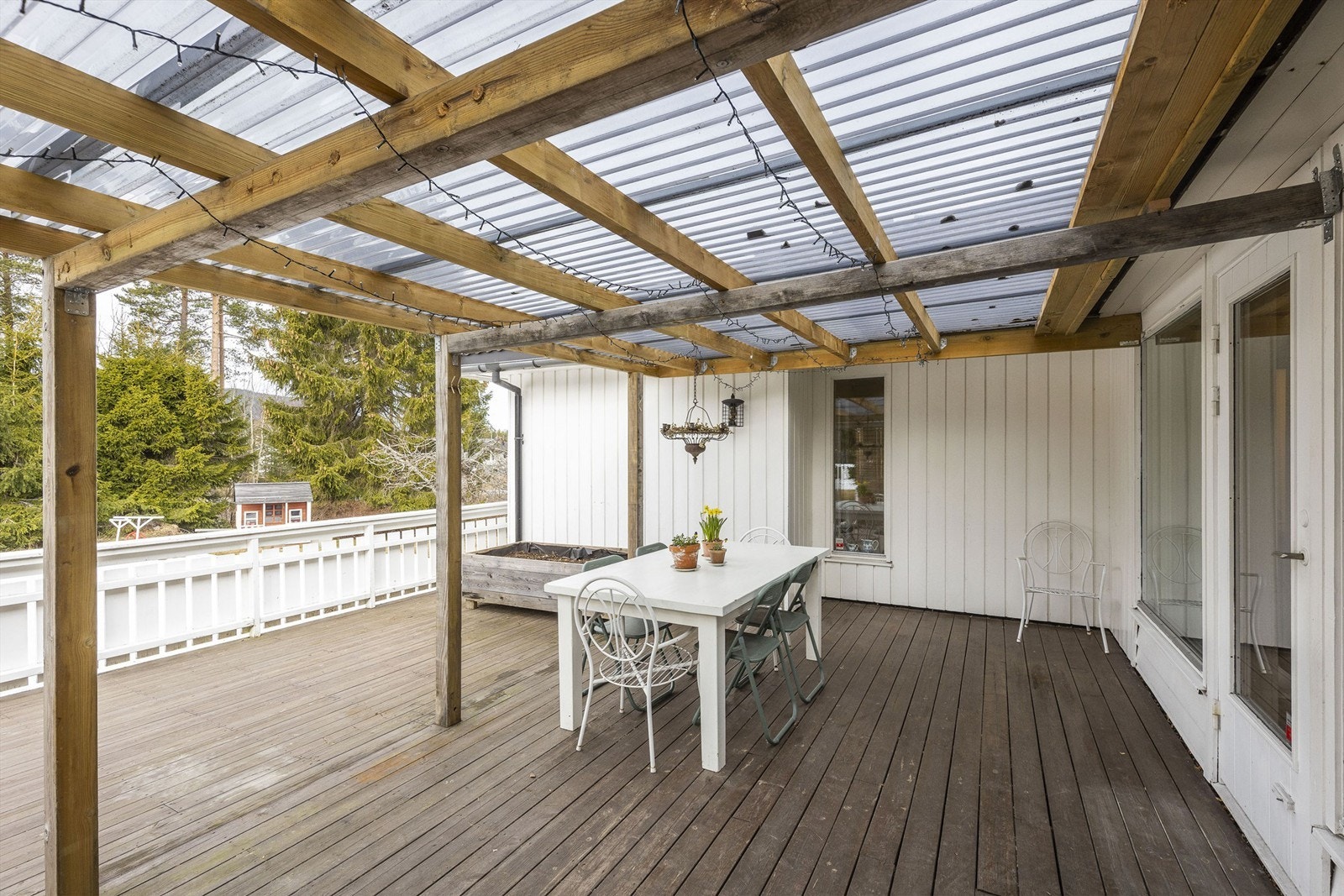 God veranda med overbygget pergola. Pergola er ikke søkt om hos kommunen. Galleribilde