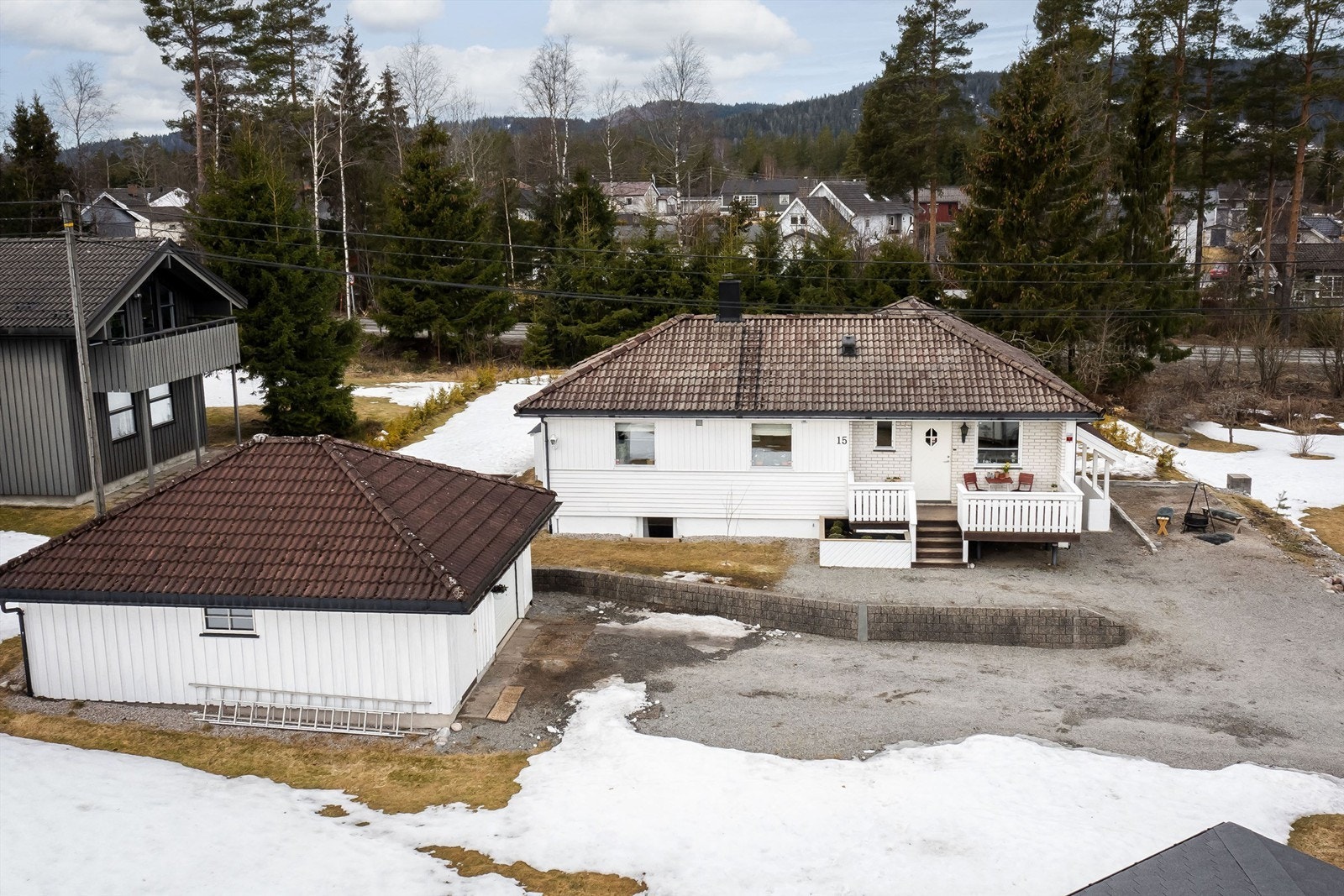 God biloppstillingsplass i garasje eller gårdsplass Galleribilde