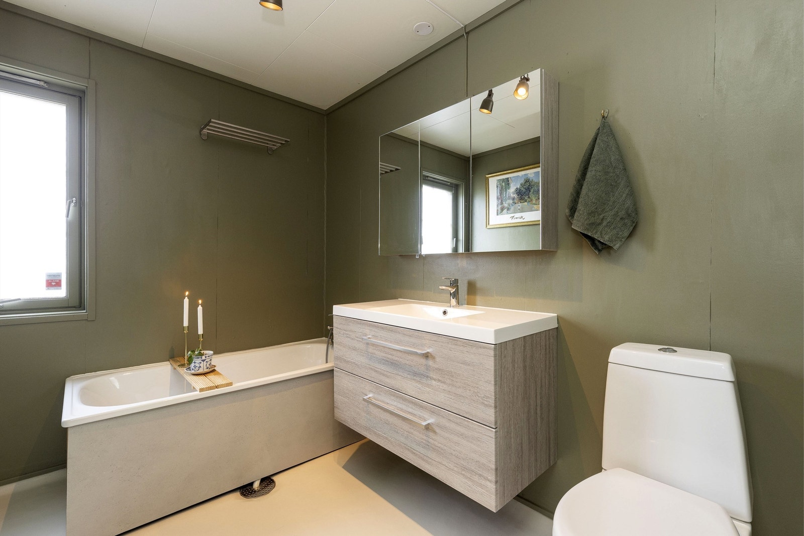 Bad med oppgradert innredning, badekar og toalett Galleribilde