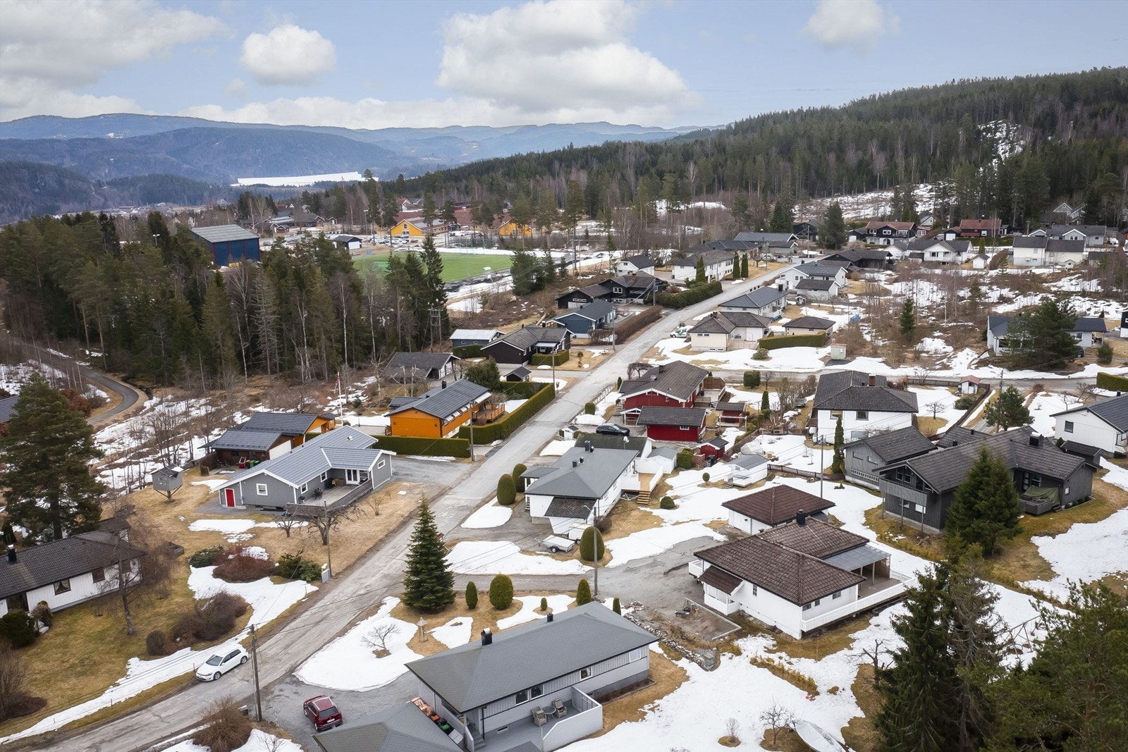Innholdsrik familiebolig med fin beliggenhet og kort avstand til skole, barnehage og idrettsanlegg Galleribilde